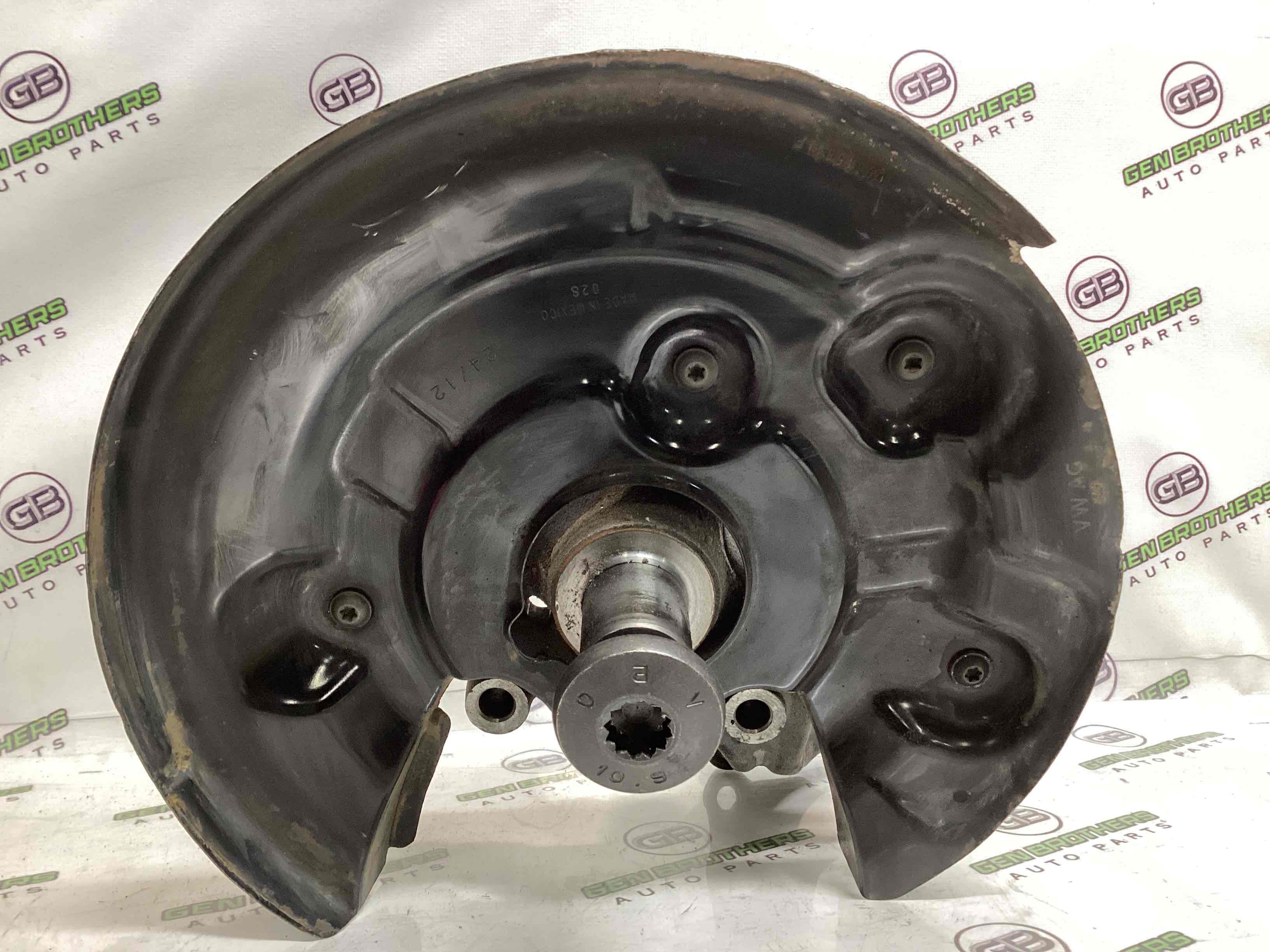 Кулак задній лівий