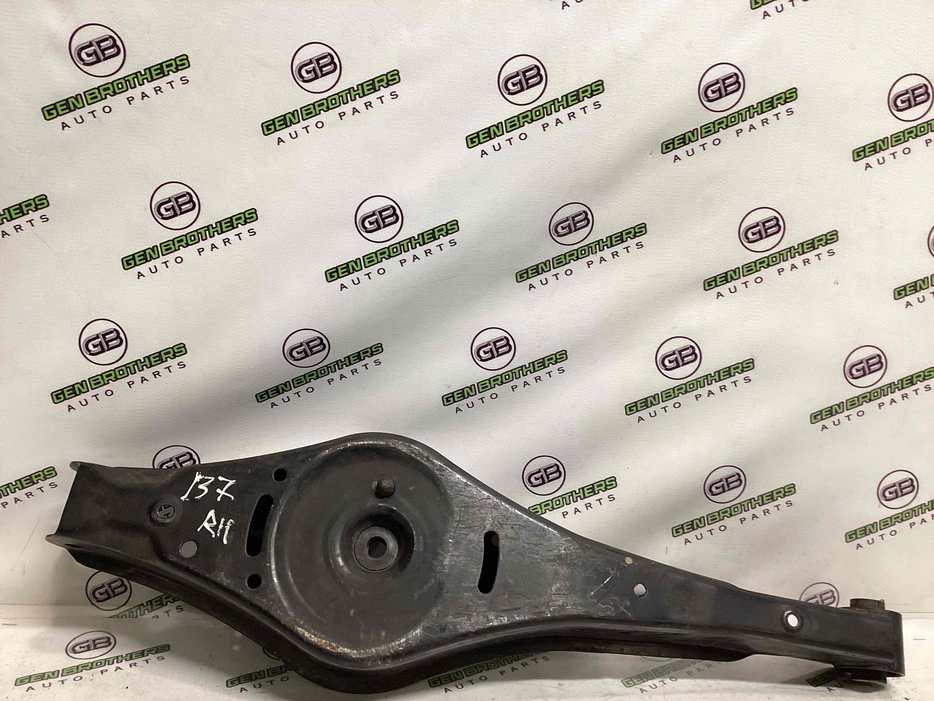 Важіль задній правий