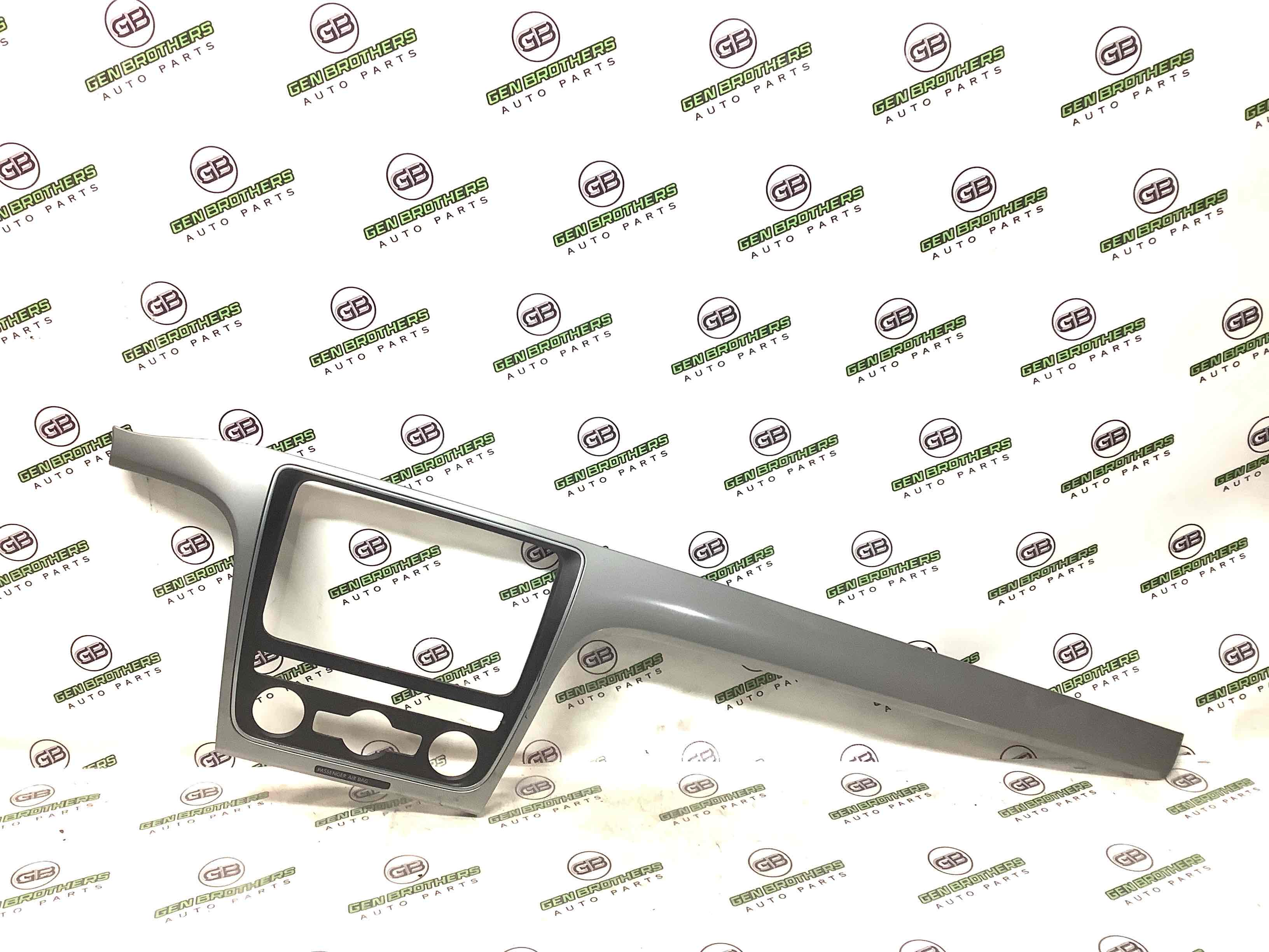 Обшивка панелі приладів торпедо