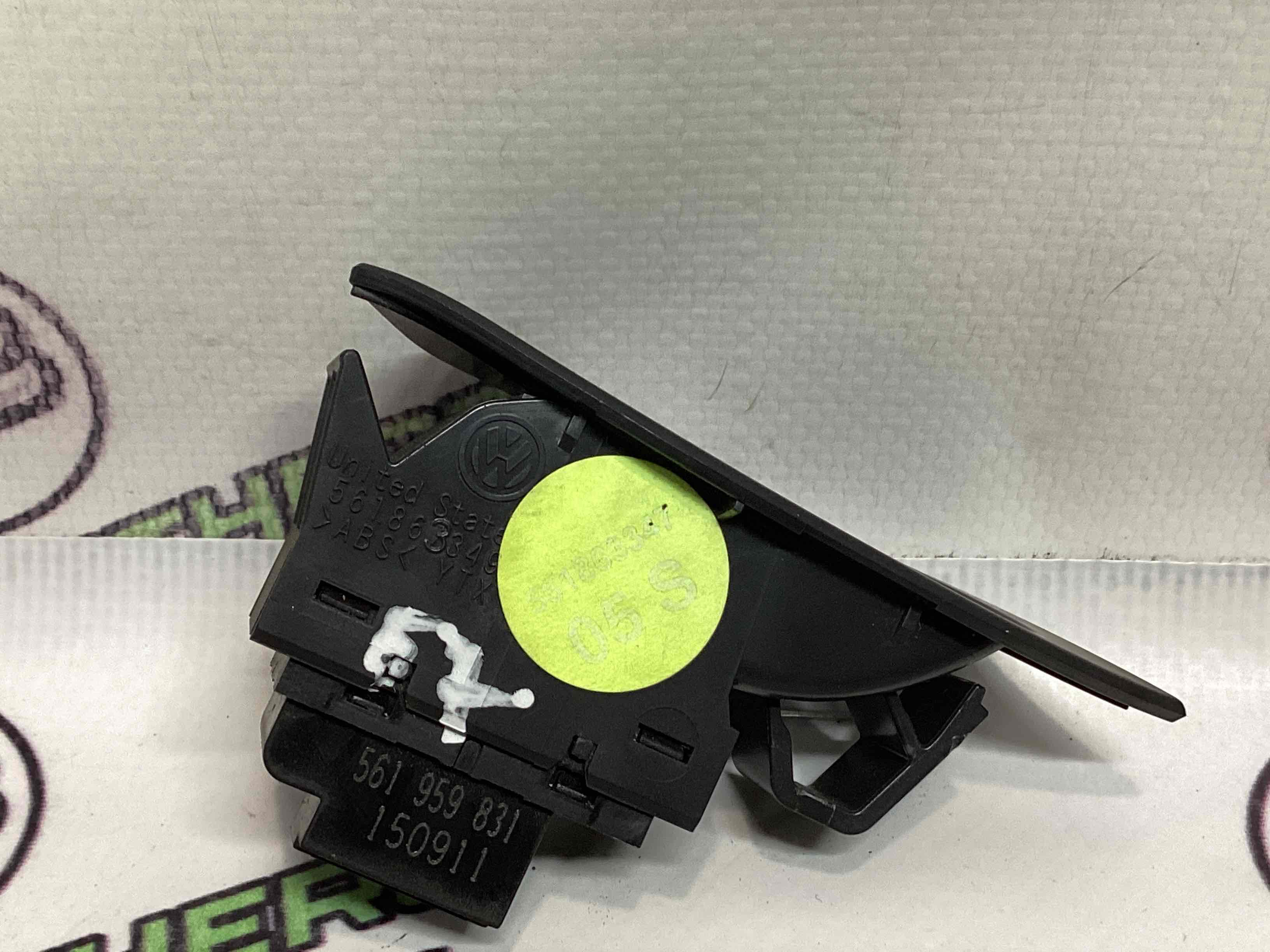 Кнопка відкриття багажника