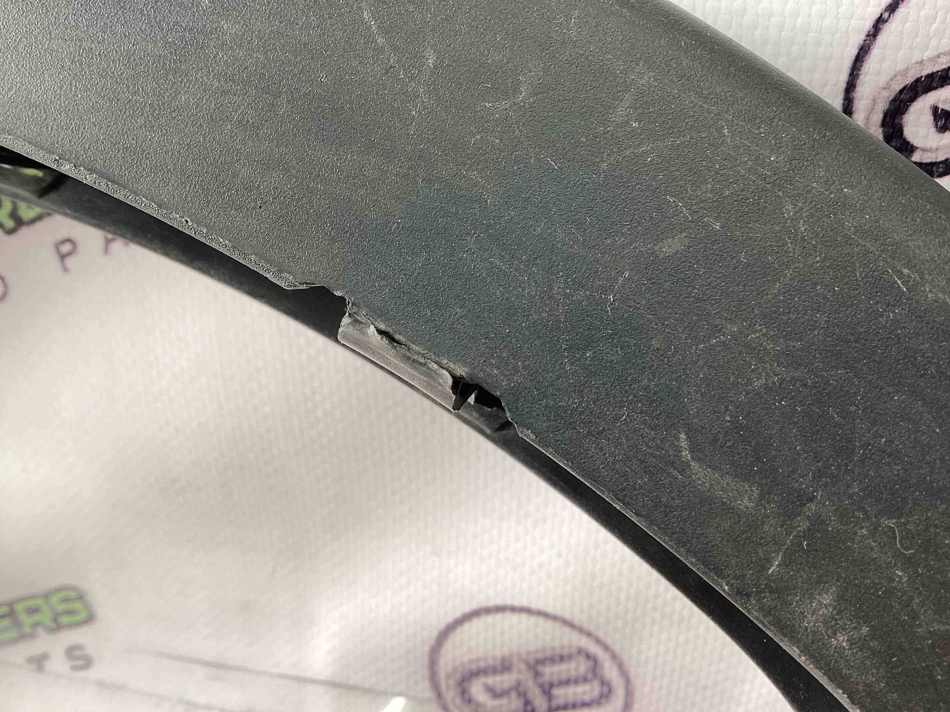 Накладка петлі кришки багажника