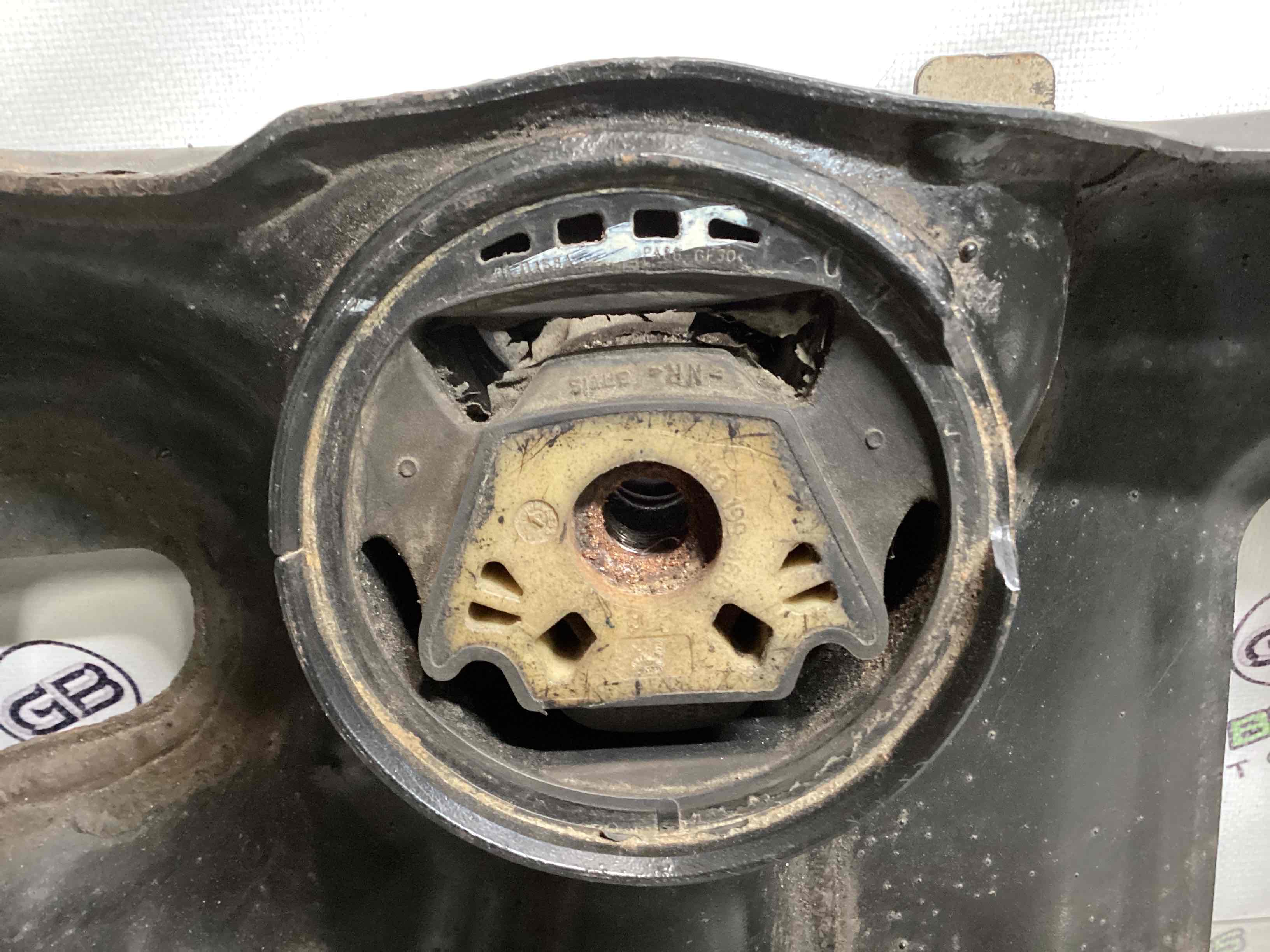 Балка підвіски передня підрамник