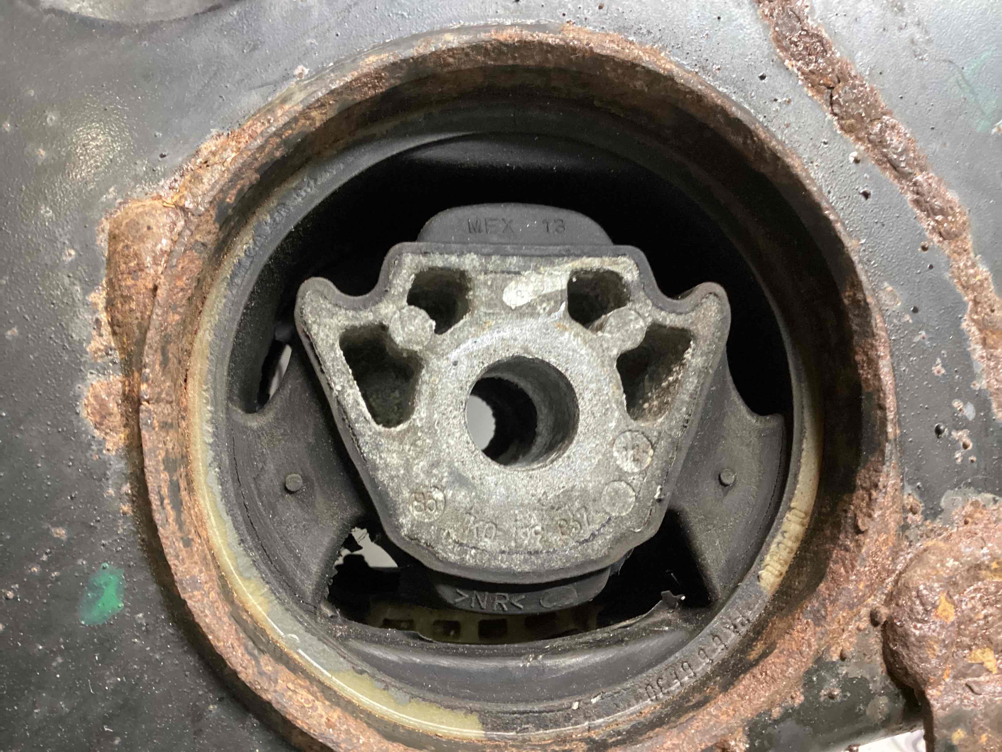 Балка підвіски передня підрамник