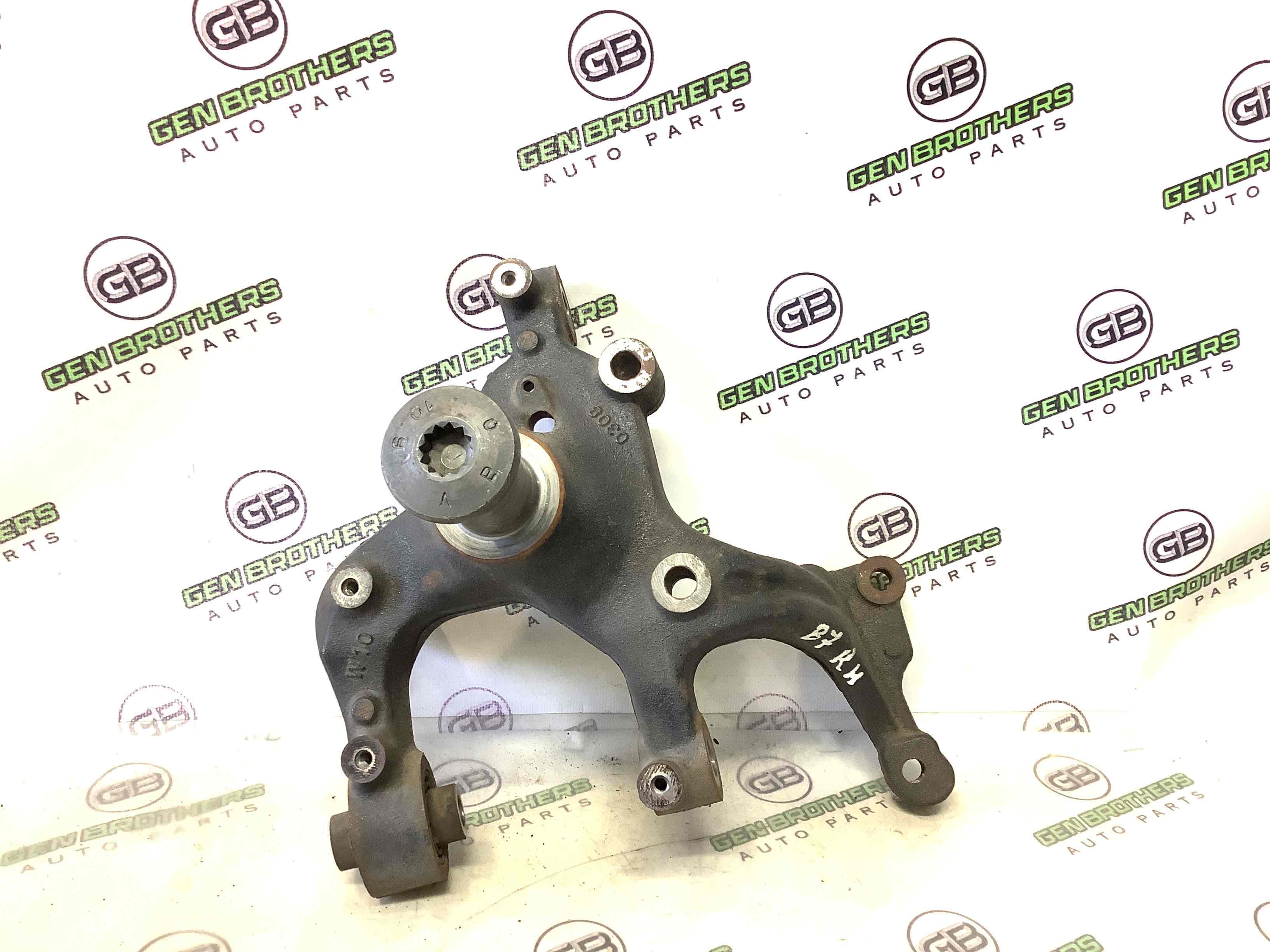 Кулак задній правий