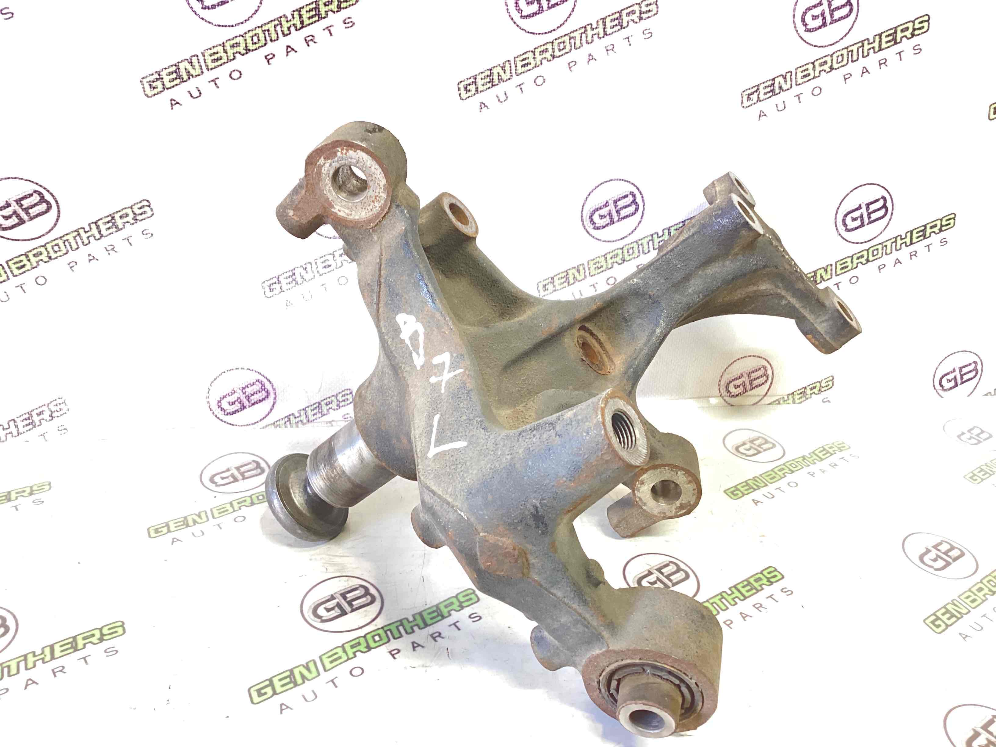 Кулак задній лівий