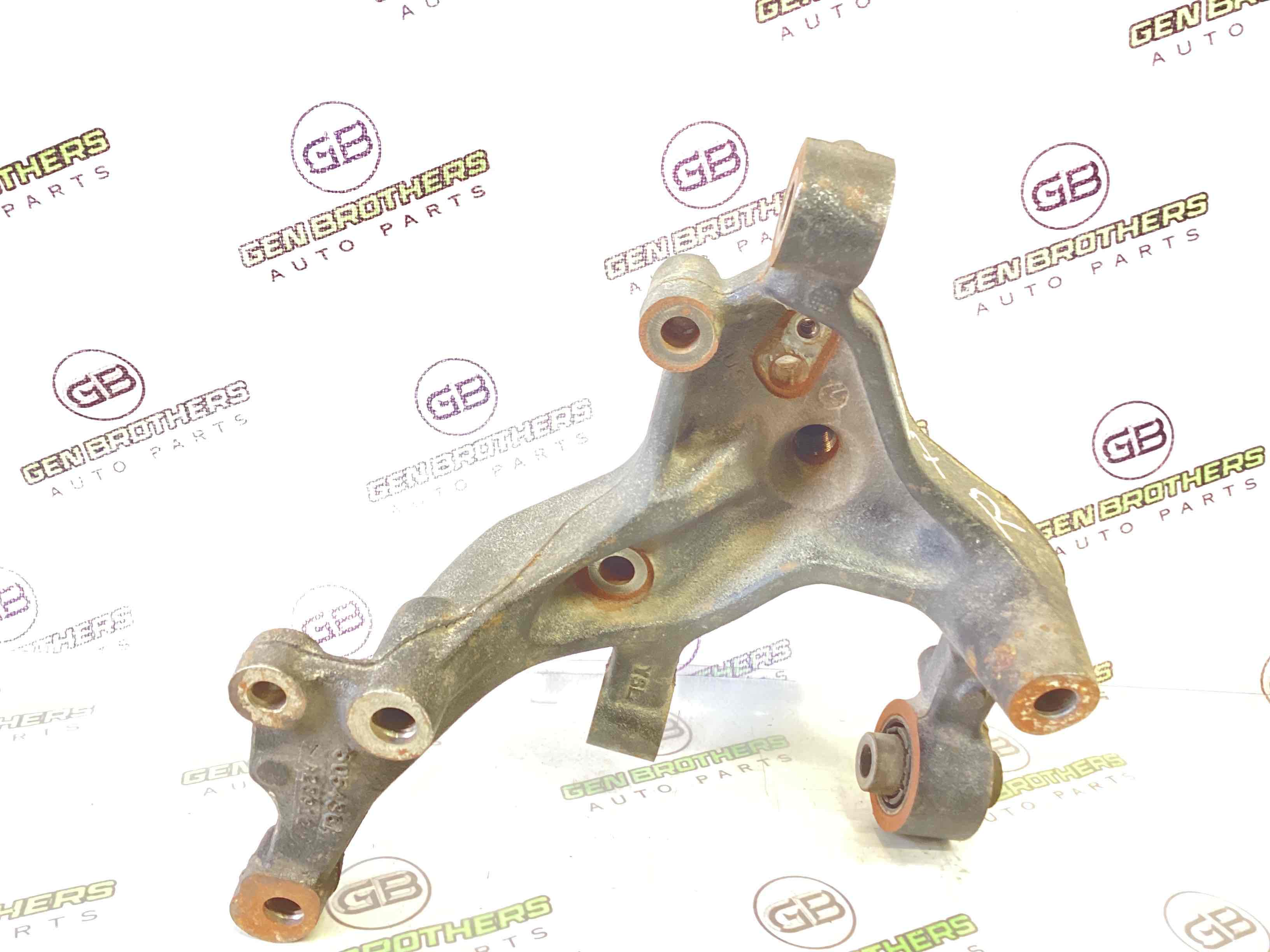 Кулак задній правий