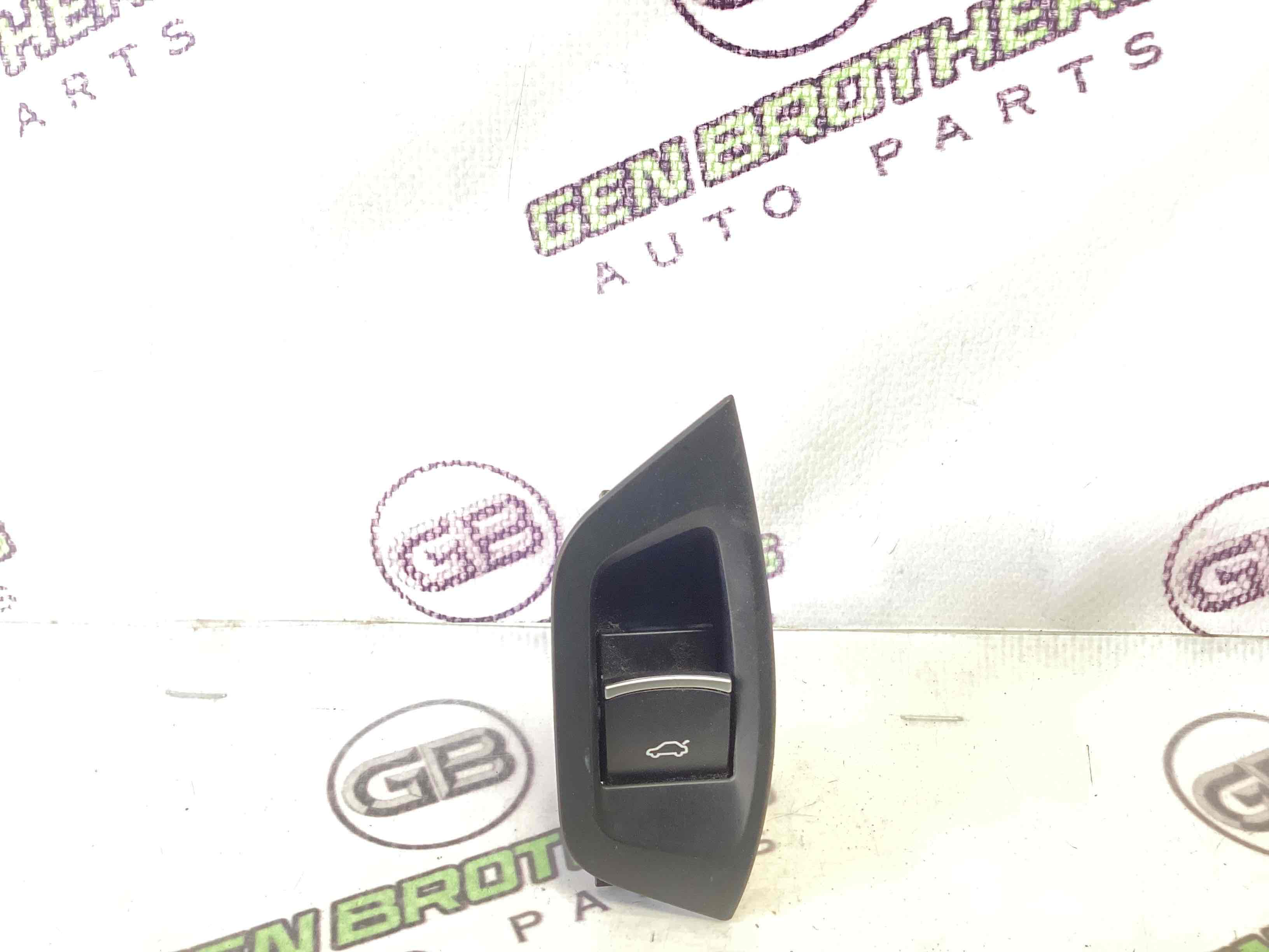 Кнопка відкриття багажника