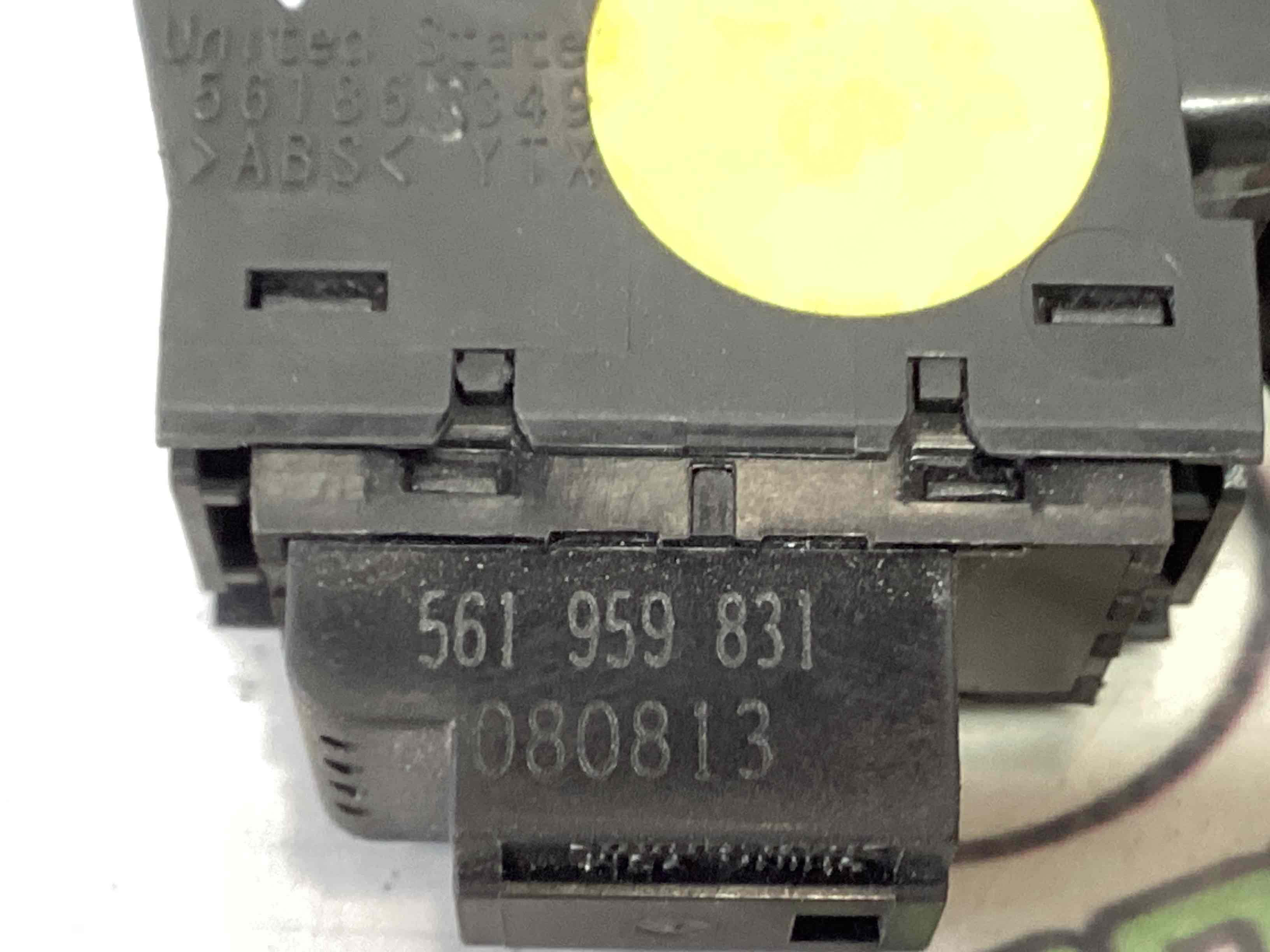 Кнопка відкриття багажника