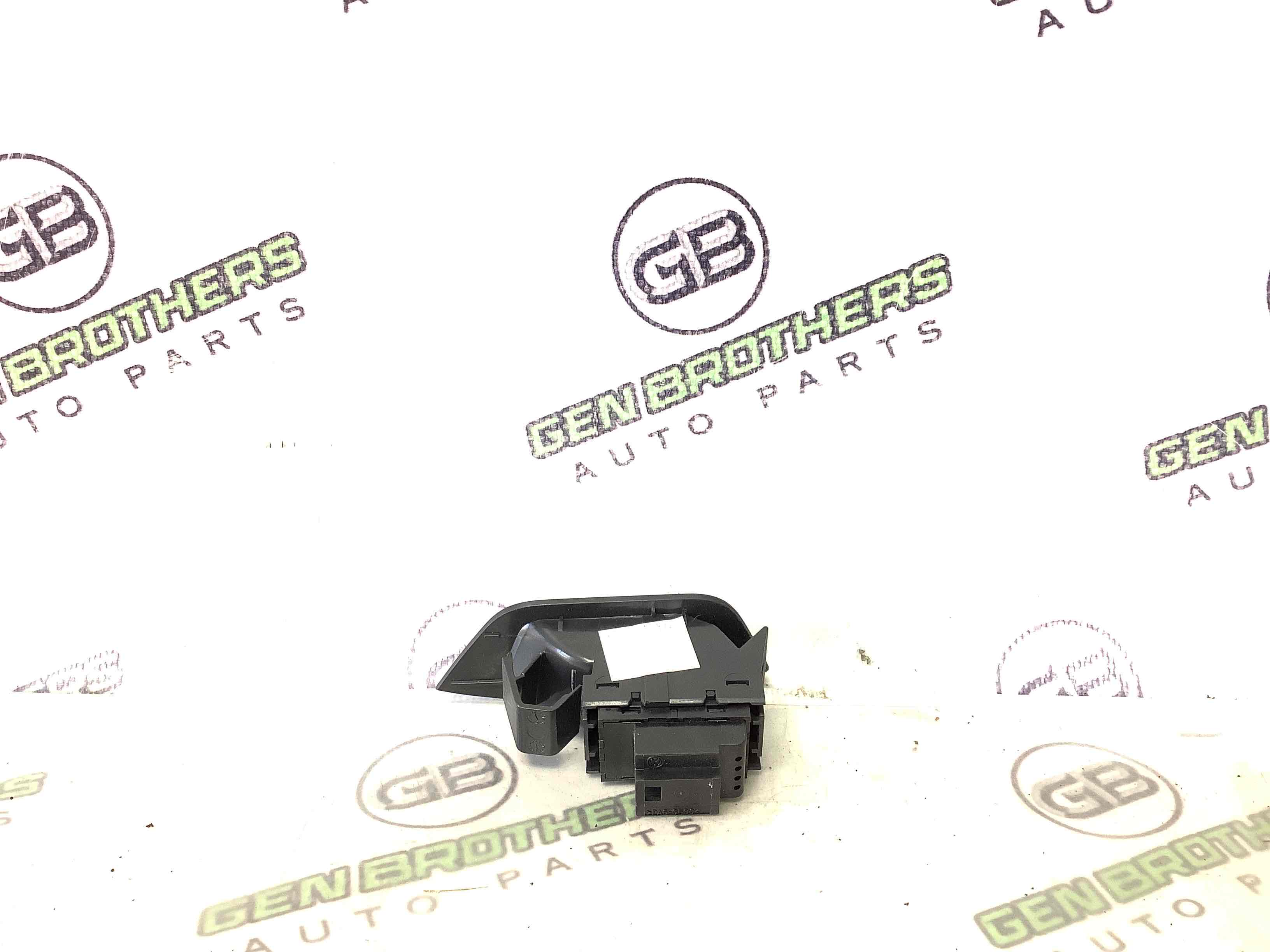 Кнопка відкриття багажника