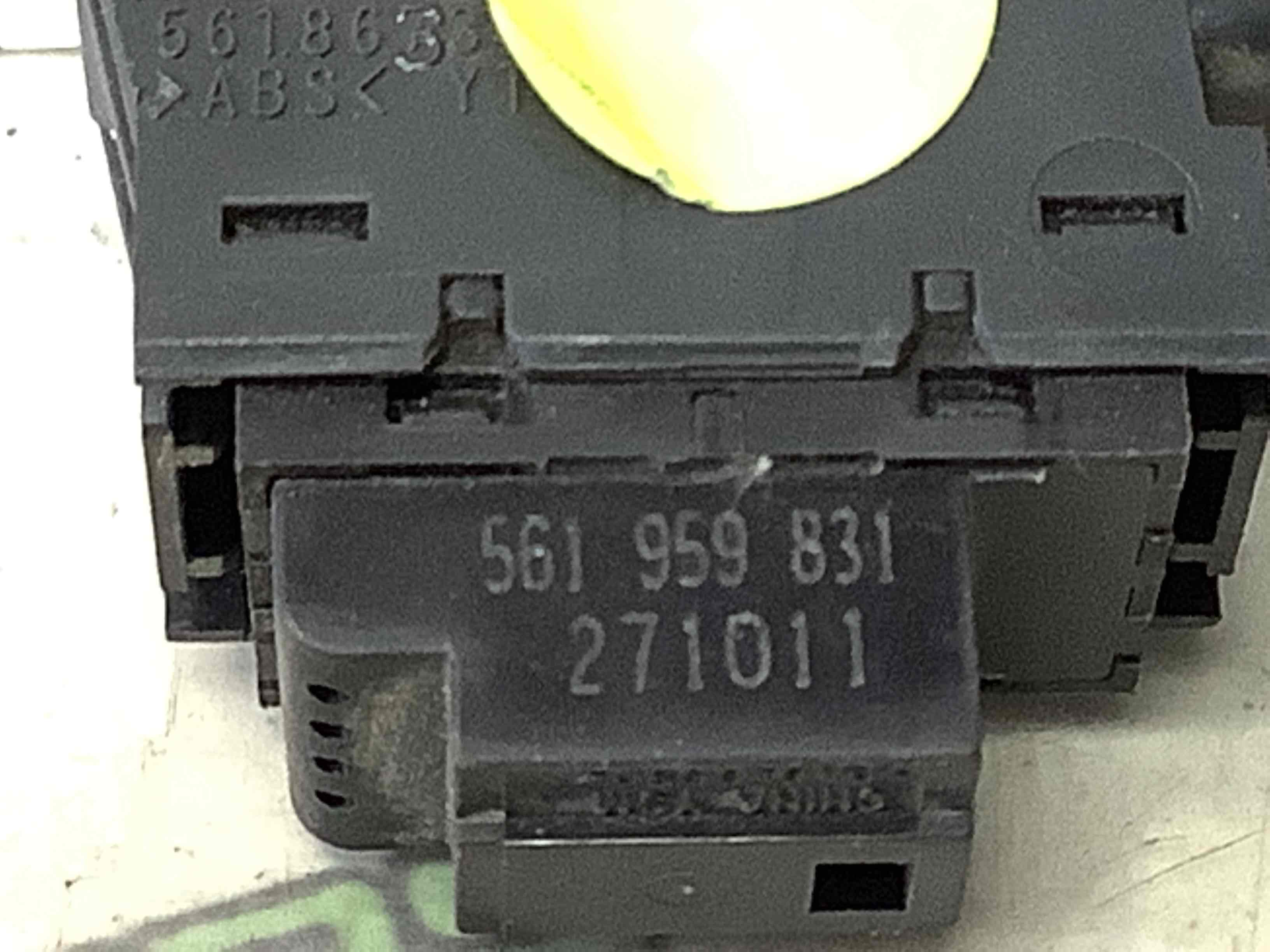 Кнопка відкриття багажника