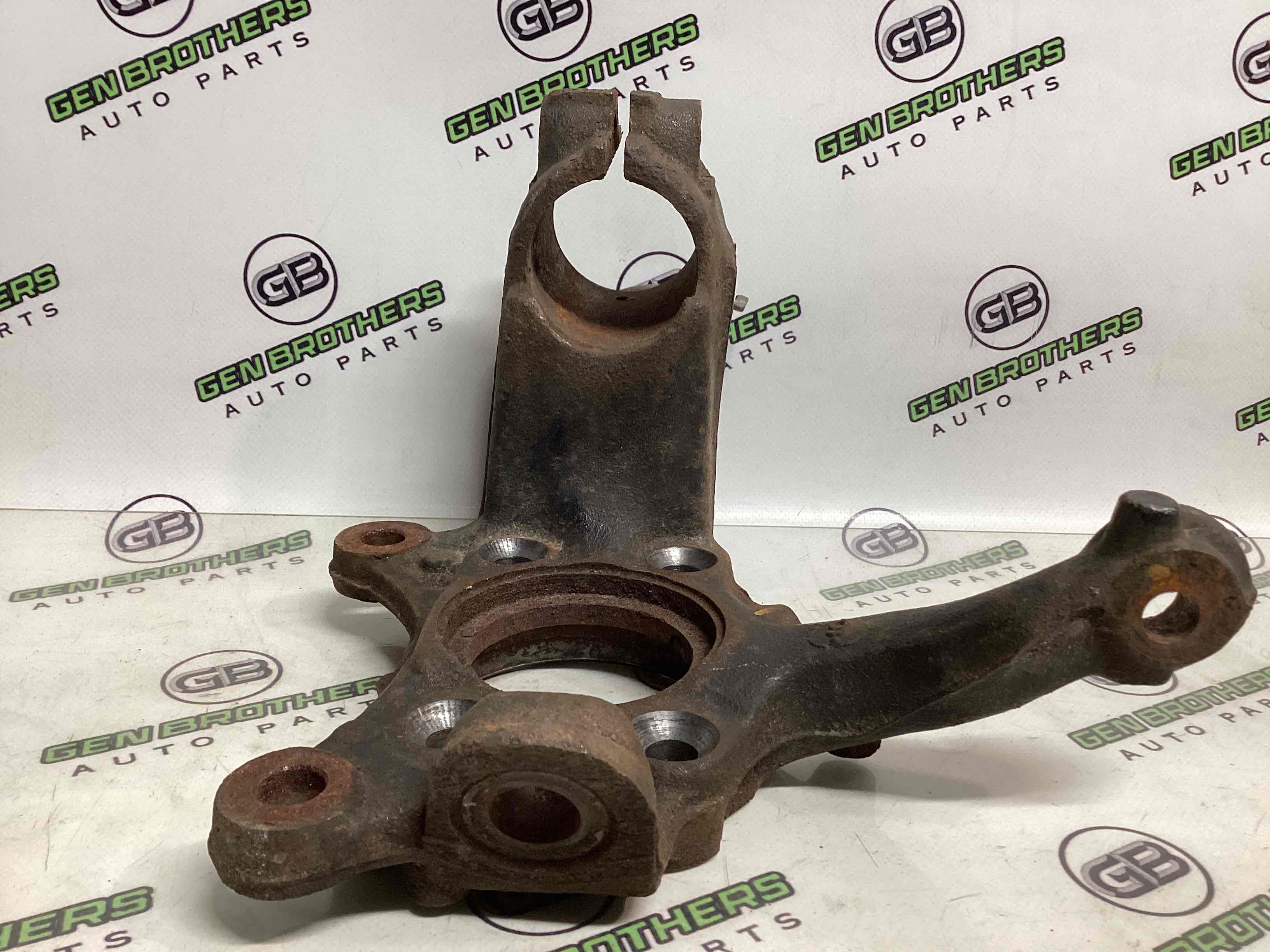 Кулак поворотний правий