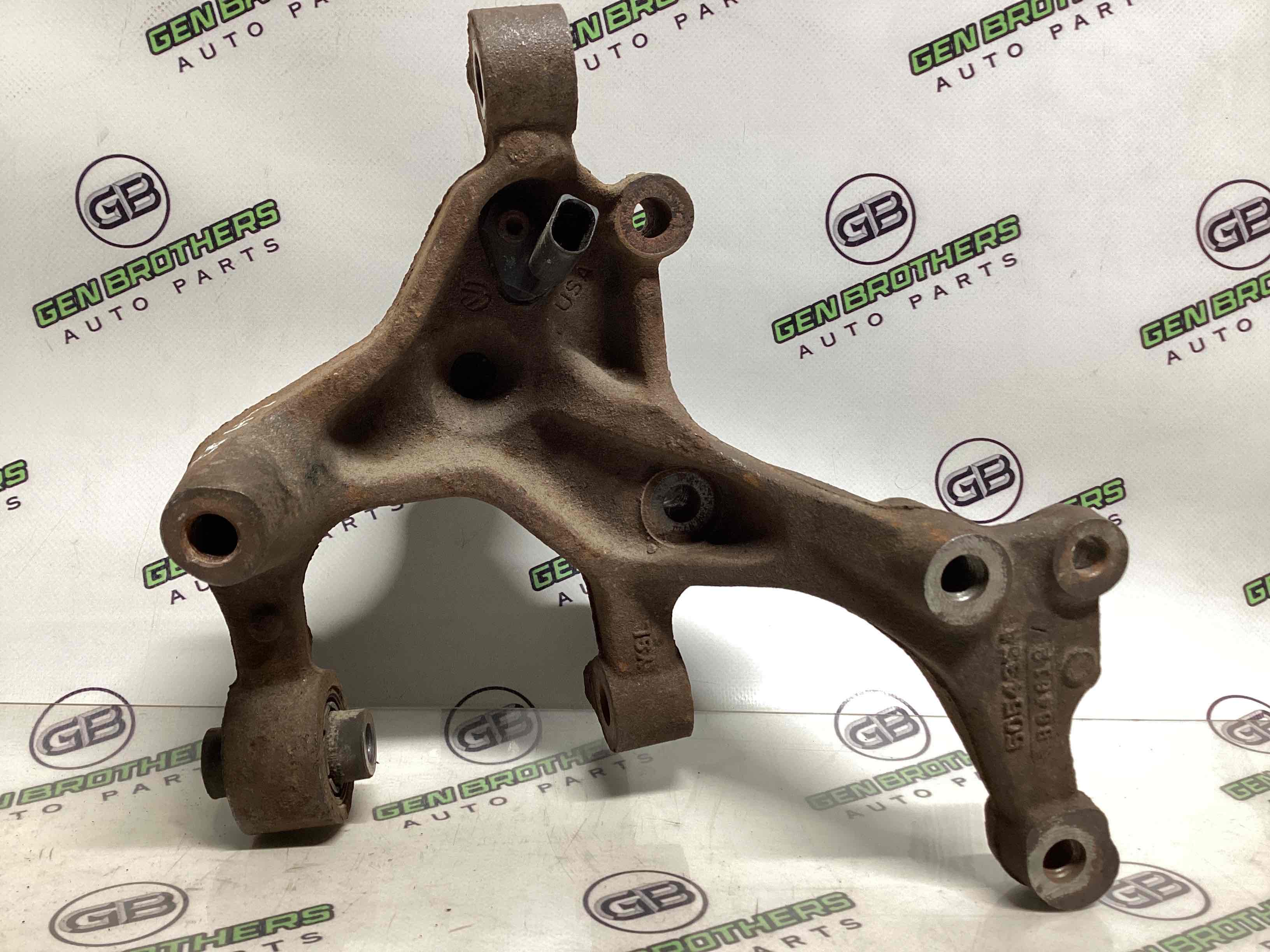 Кулак задній лівий