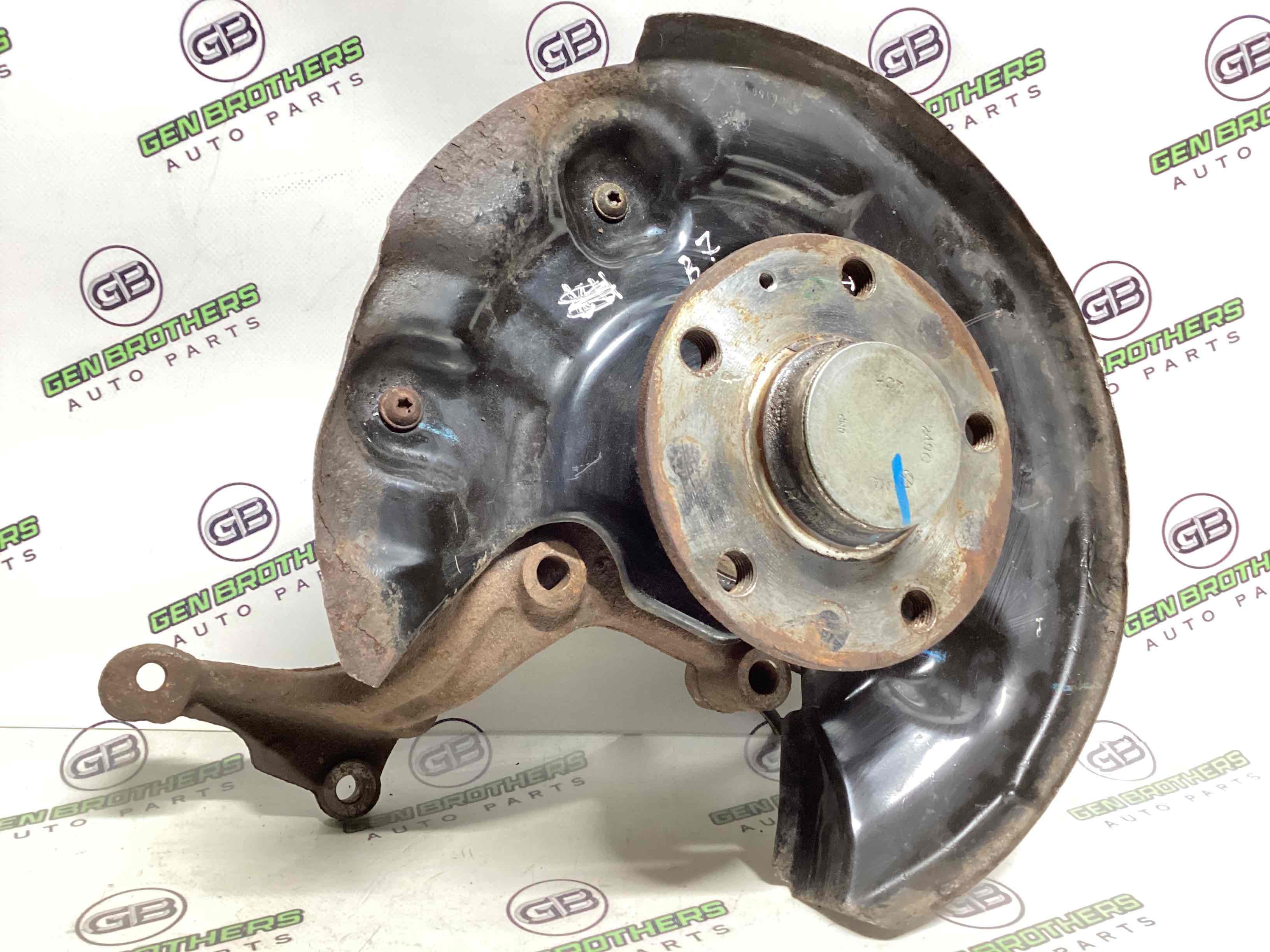 Кулак задній правий