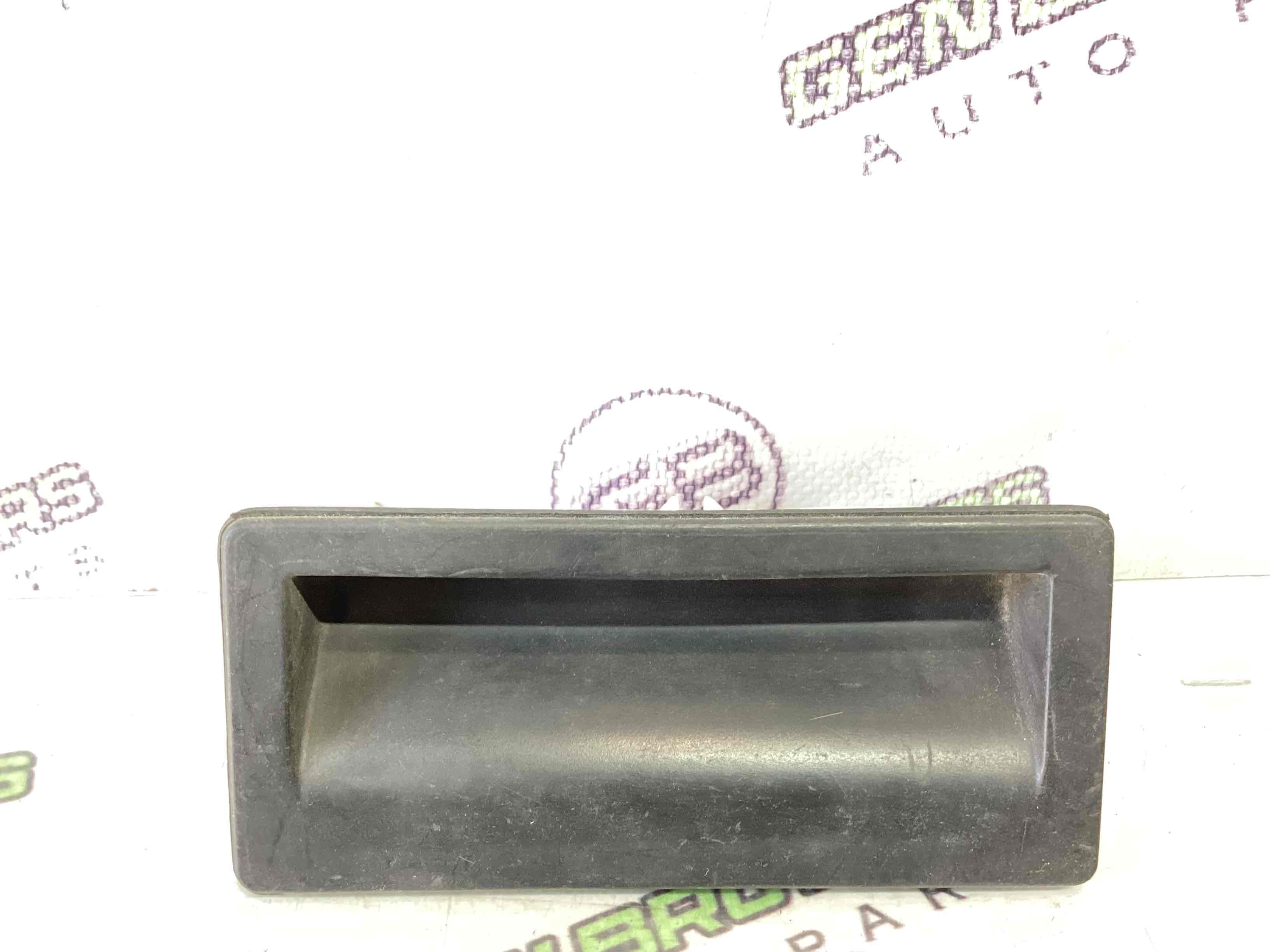 Кнопка відкриття багажника