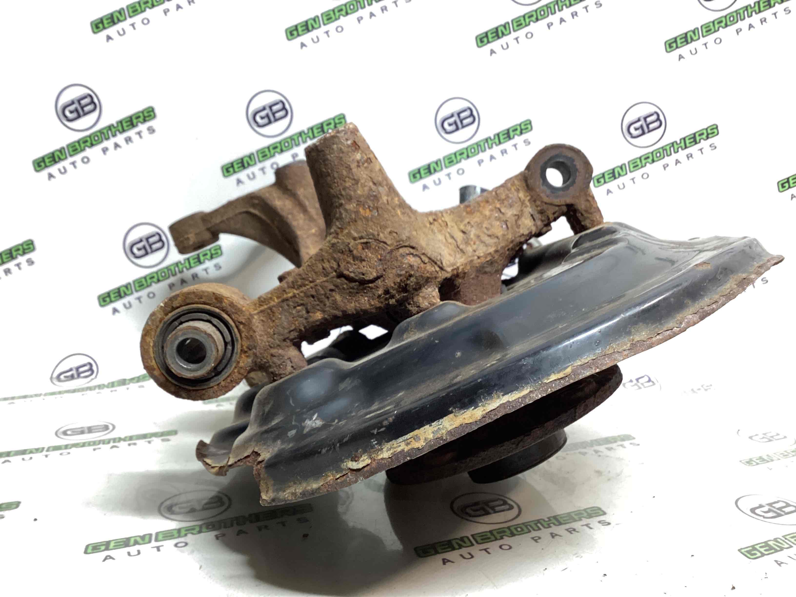 Кулак задній правий