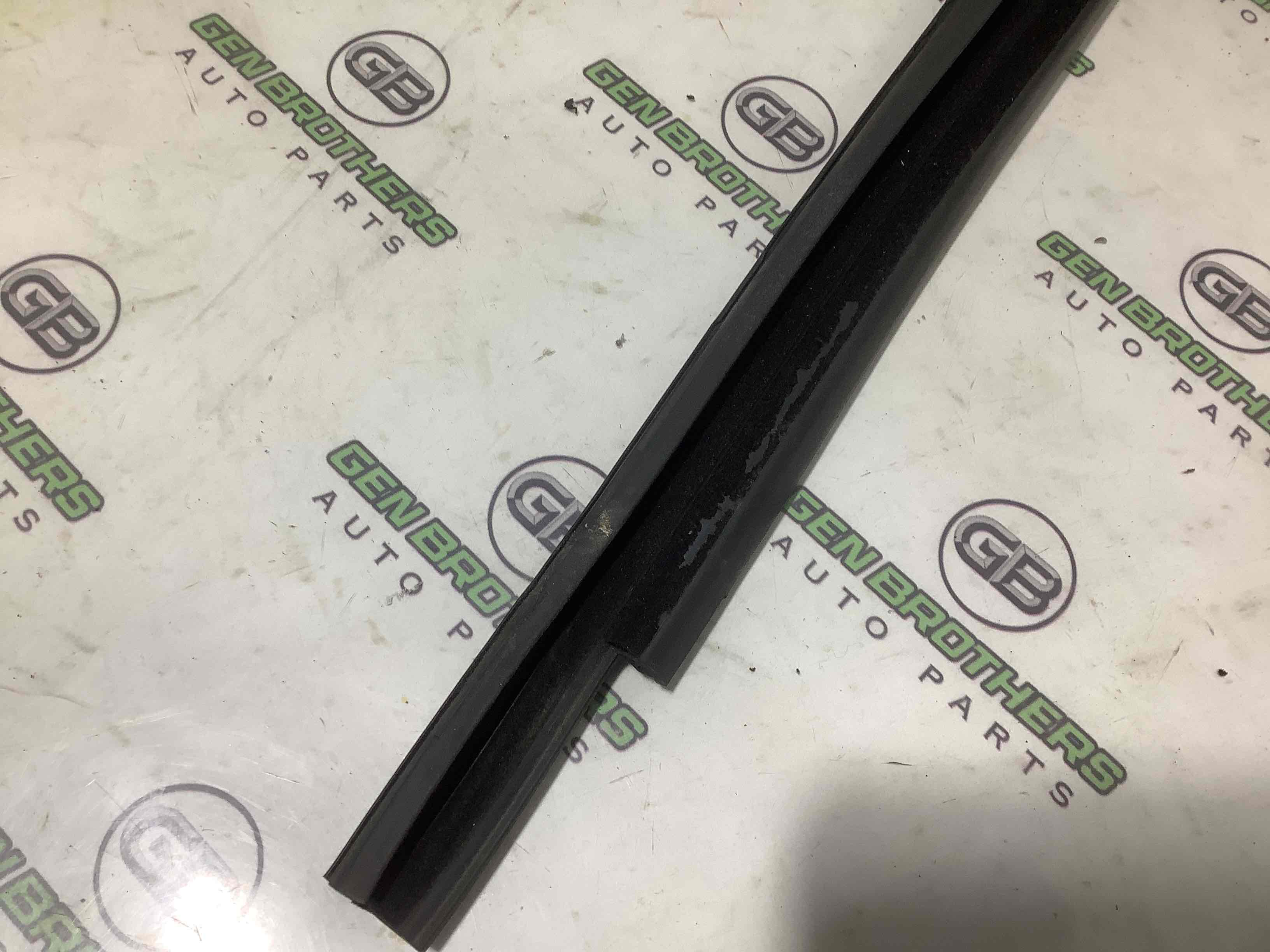 Ущільнювач скла, двері