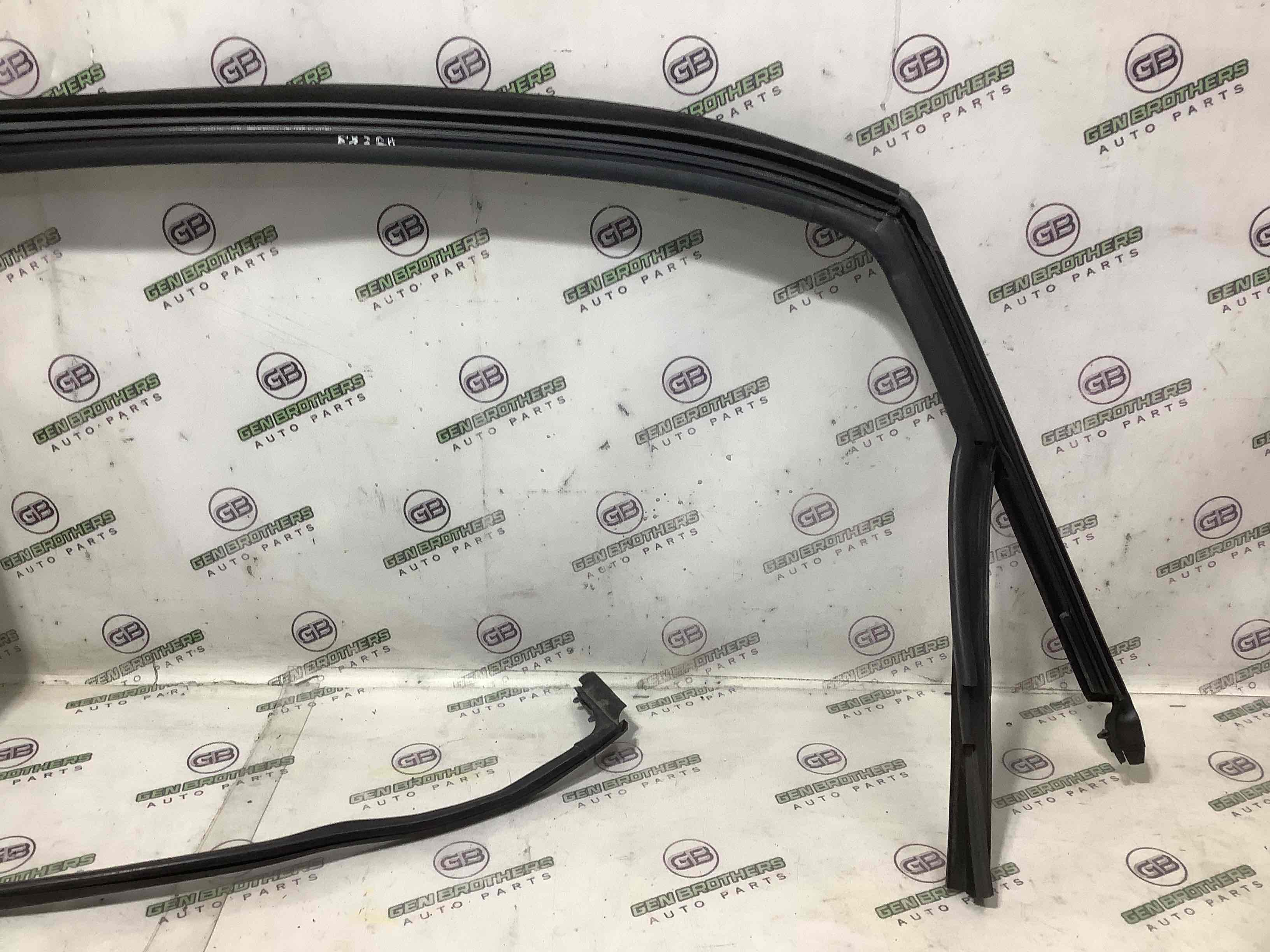 Ущільнювач скла, двері