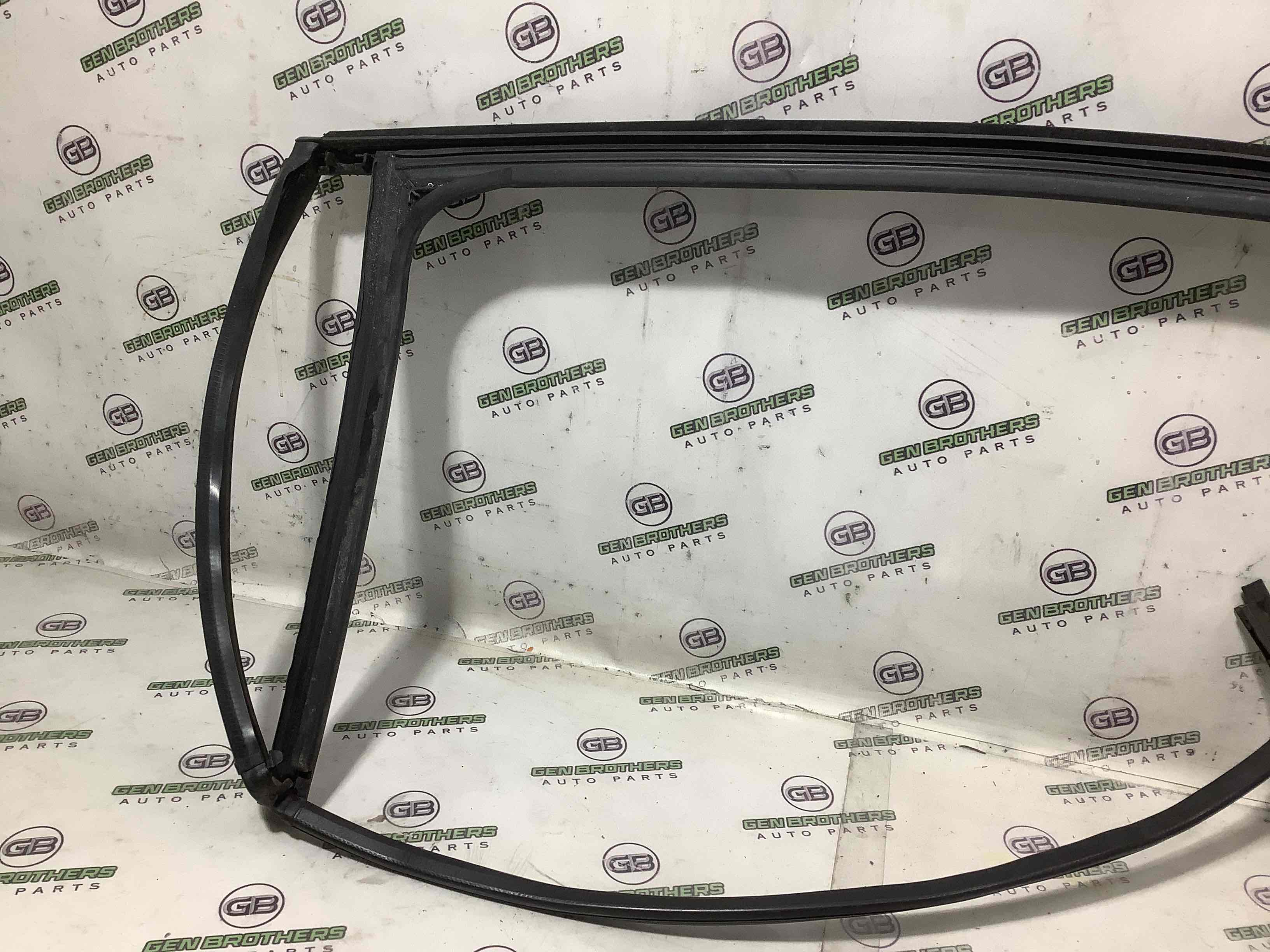 Ущільнювач скла, двері