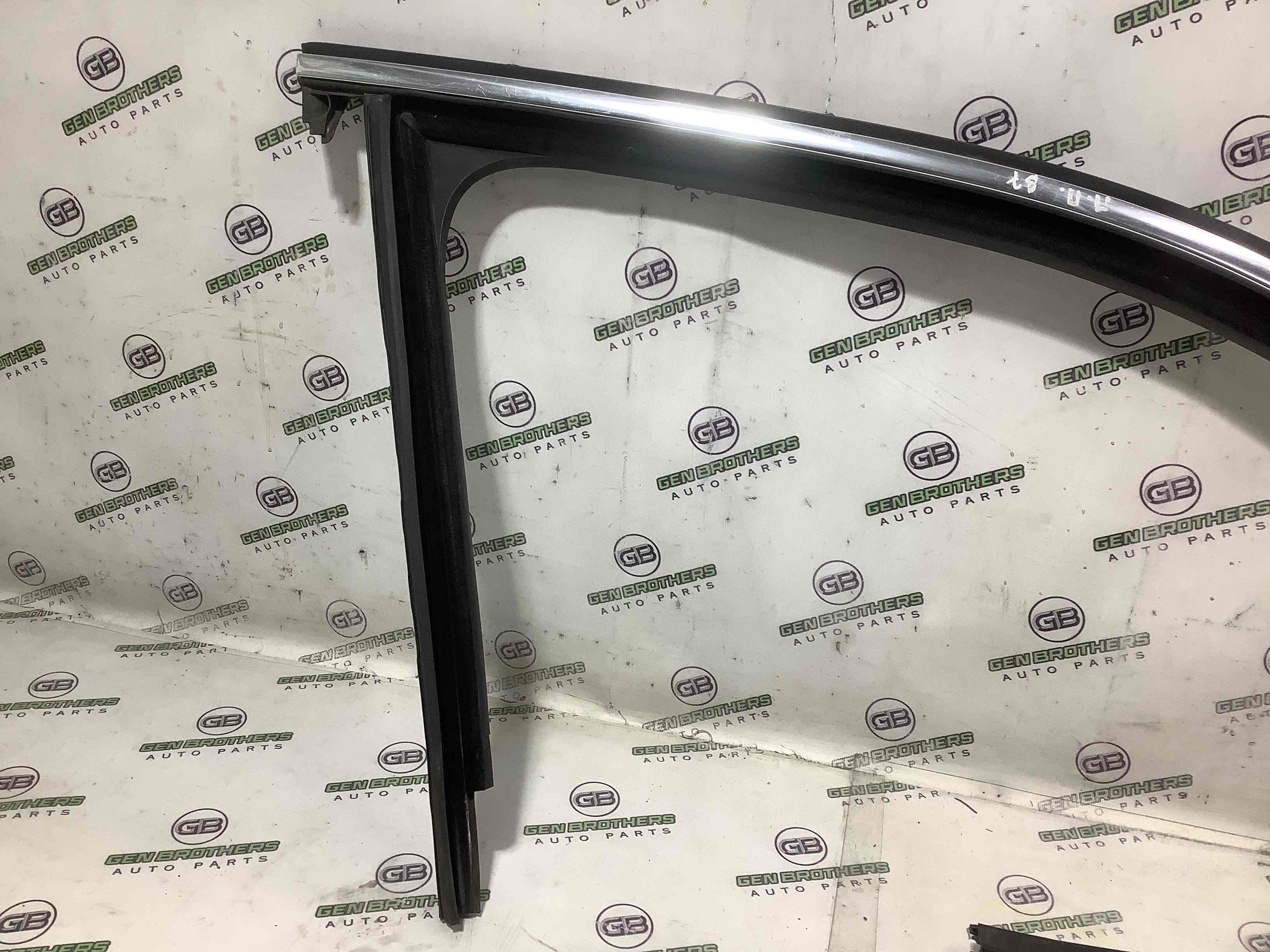 Ущільнювач скла, двері