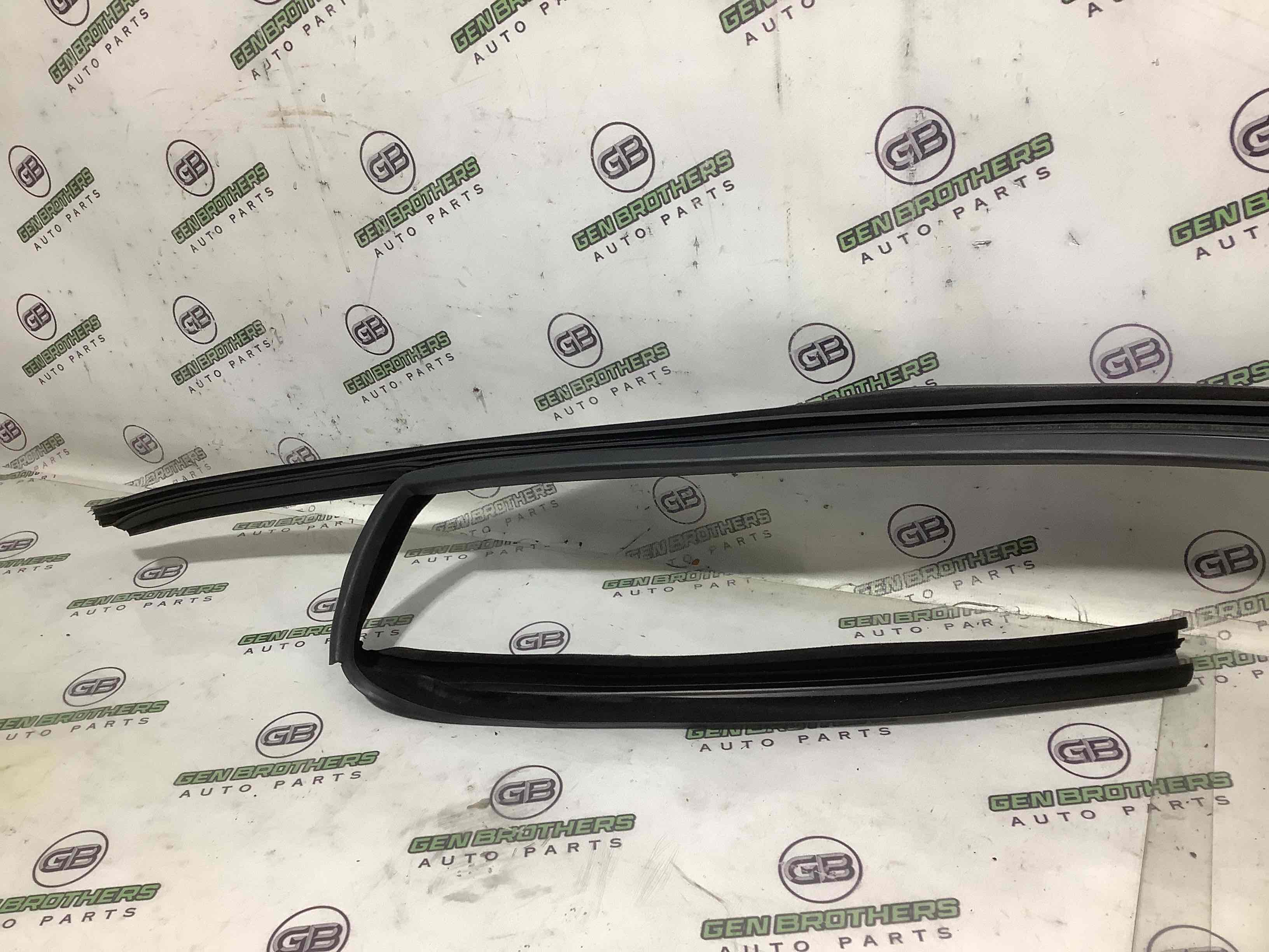 Ущільнювач скла, двері