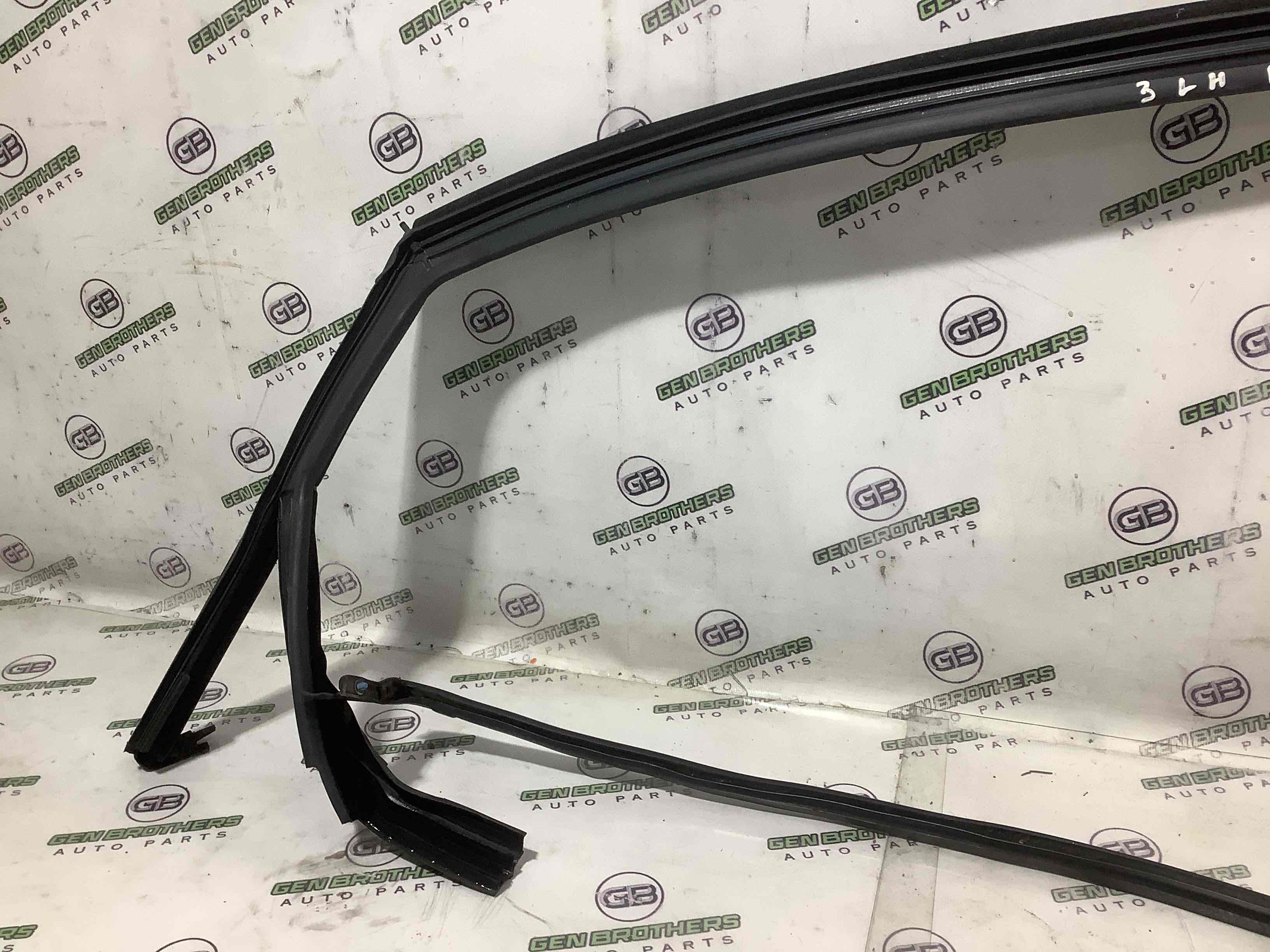 Ущільнювач скла, двері