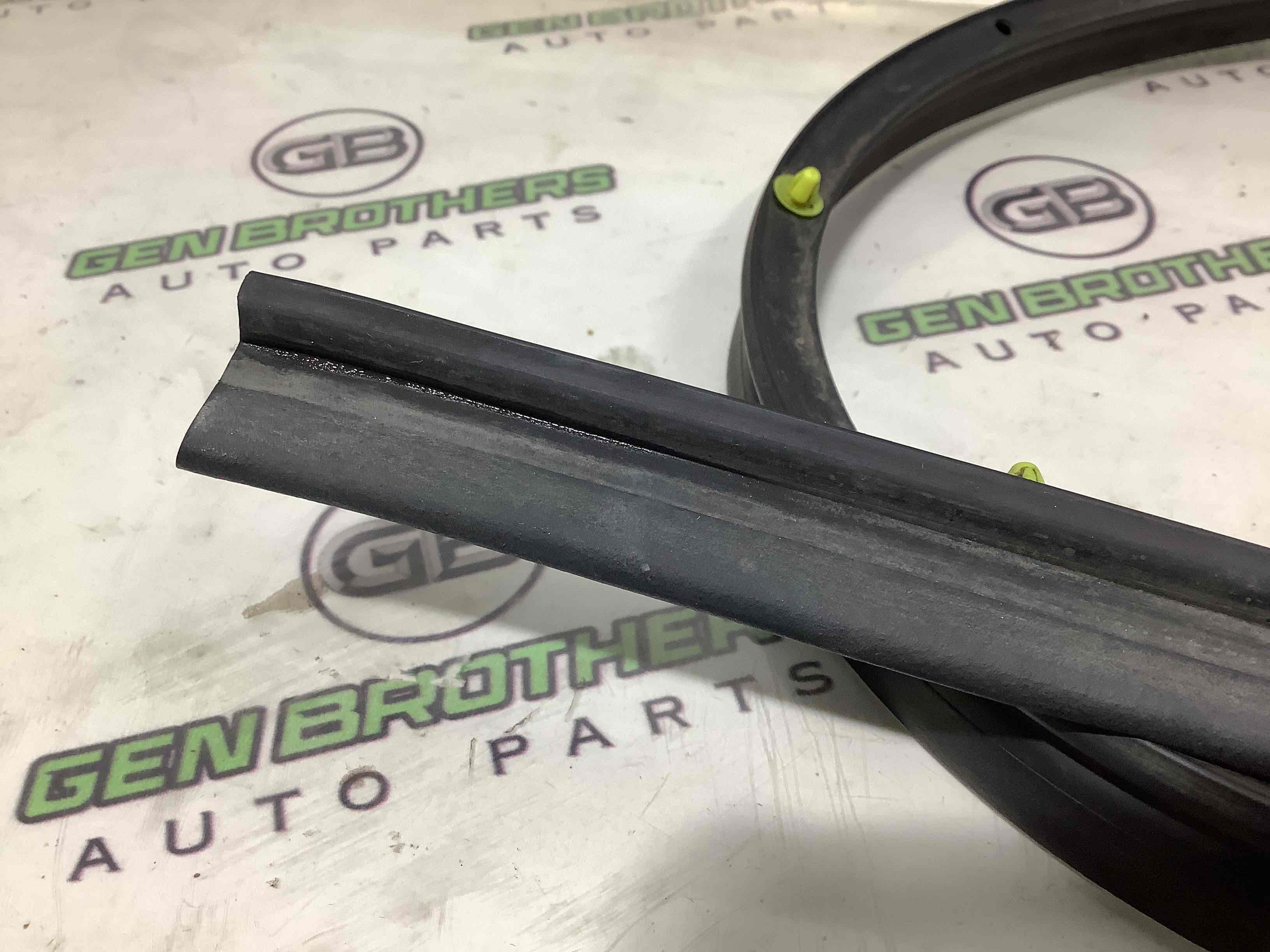 Ущільнювач скла, двері