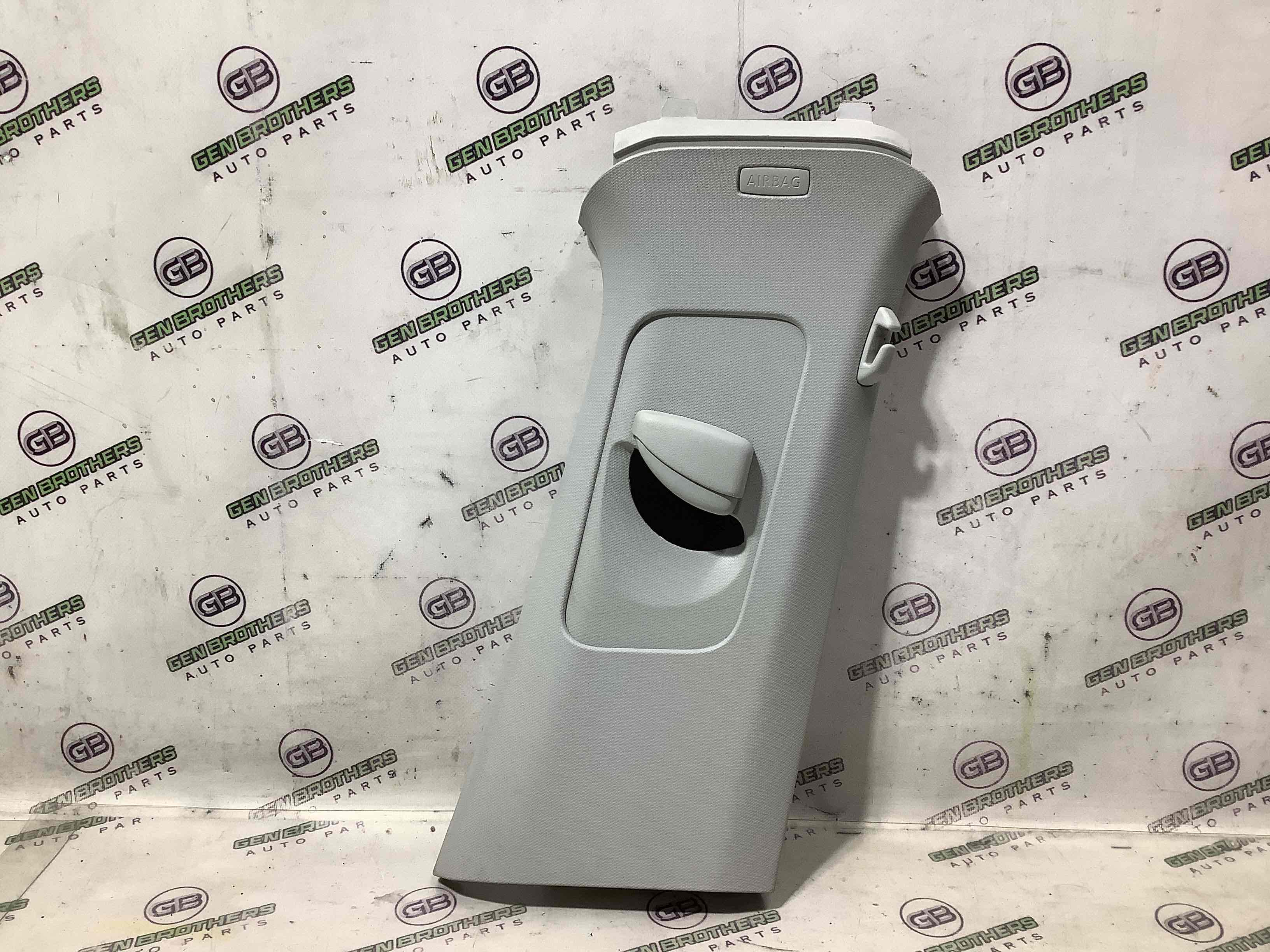 Обшивка центральної стійки права