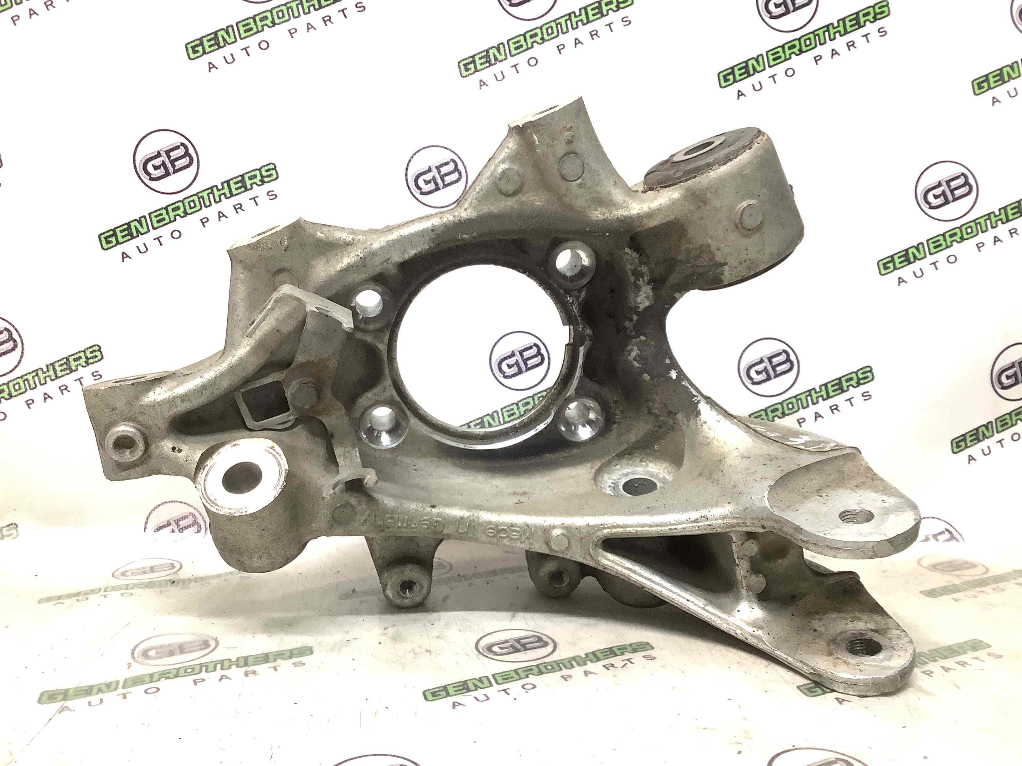 Кулак задній лівий