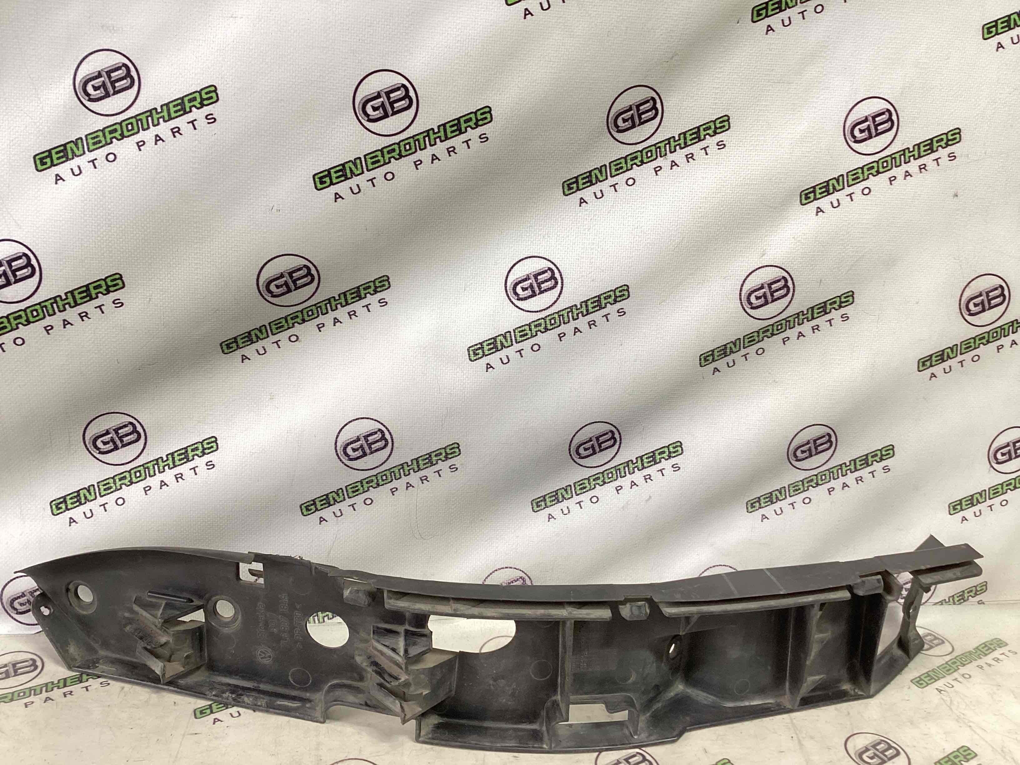 Кріплення переднього бампера праве