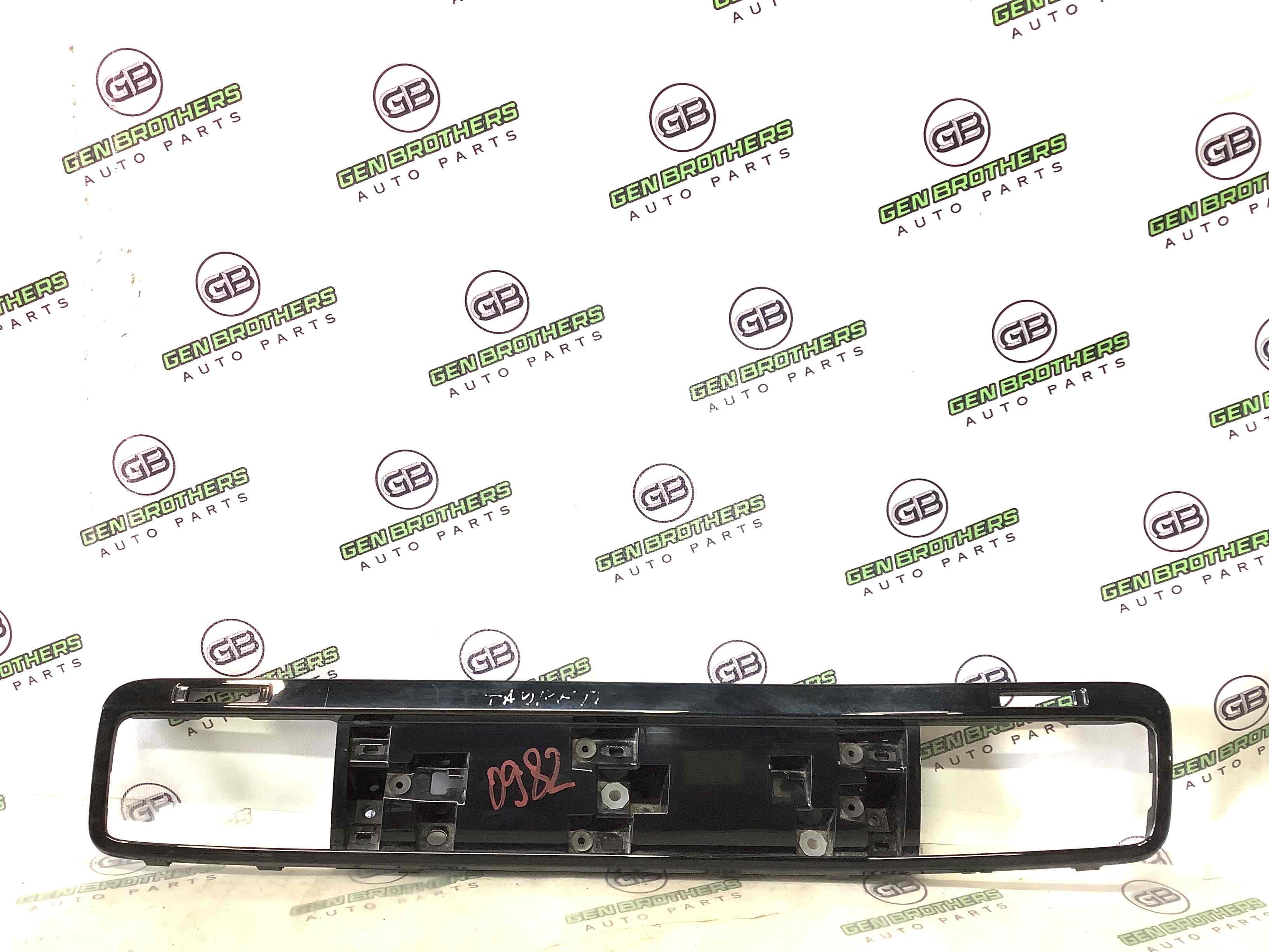 Обшивка панелі приладів торпедо