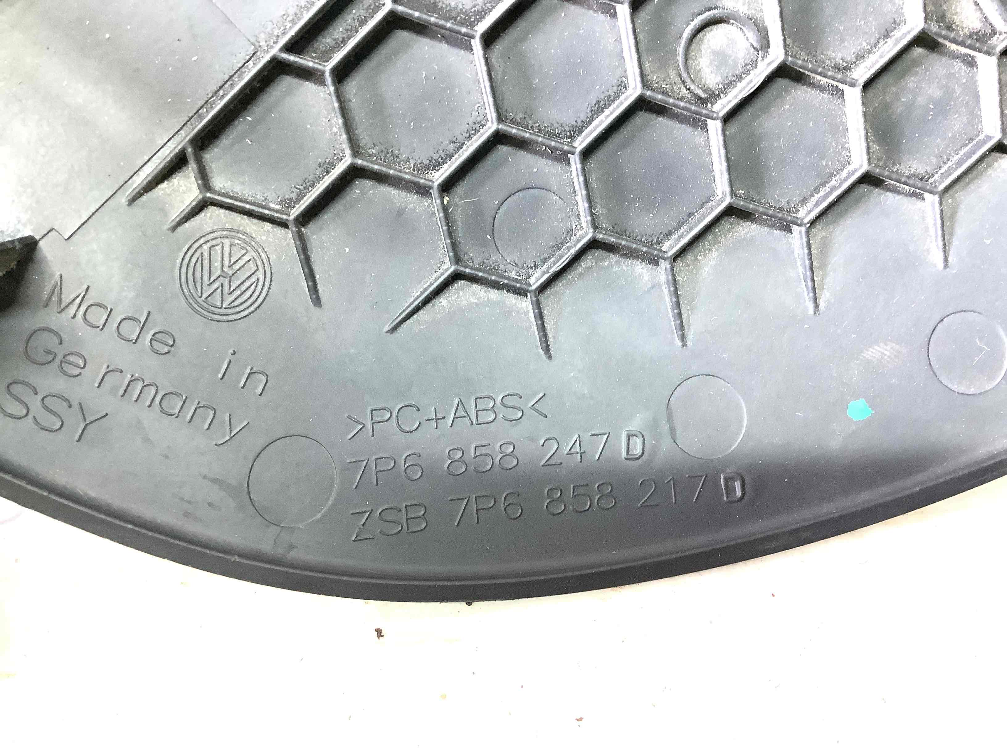 Обшивка панелі приладів торпедо