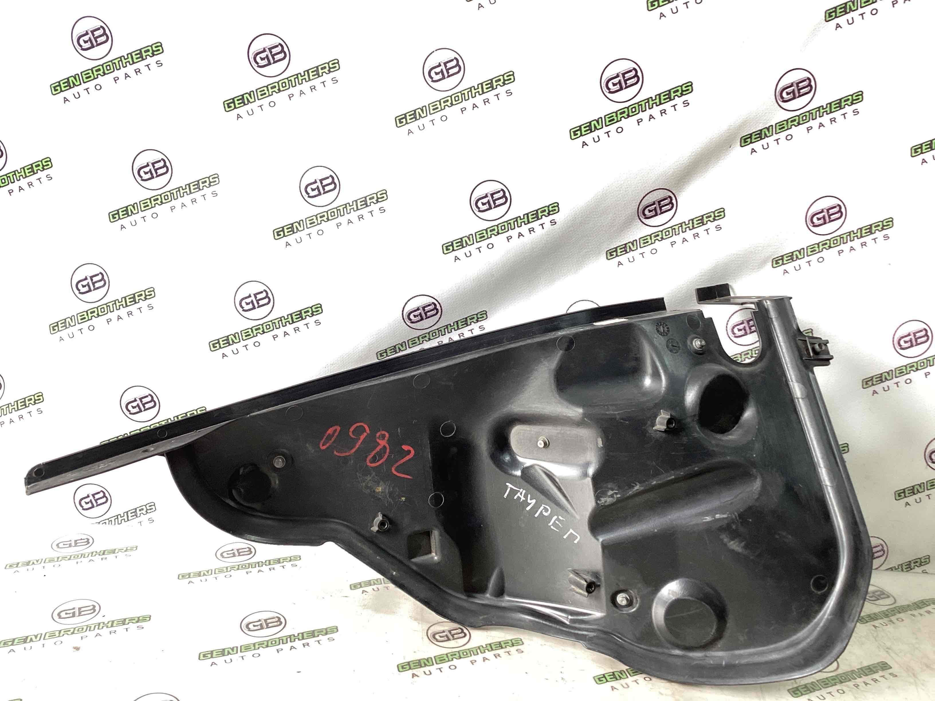 Пластик моторного відсіку