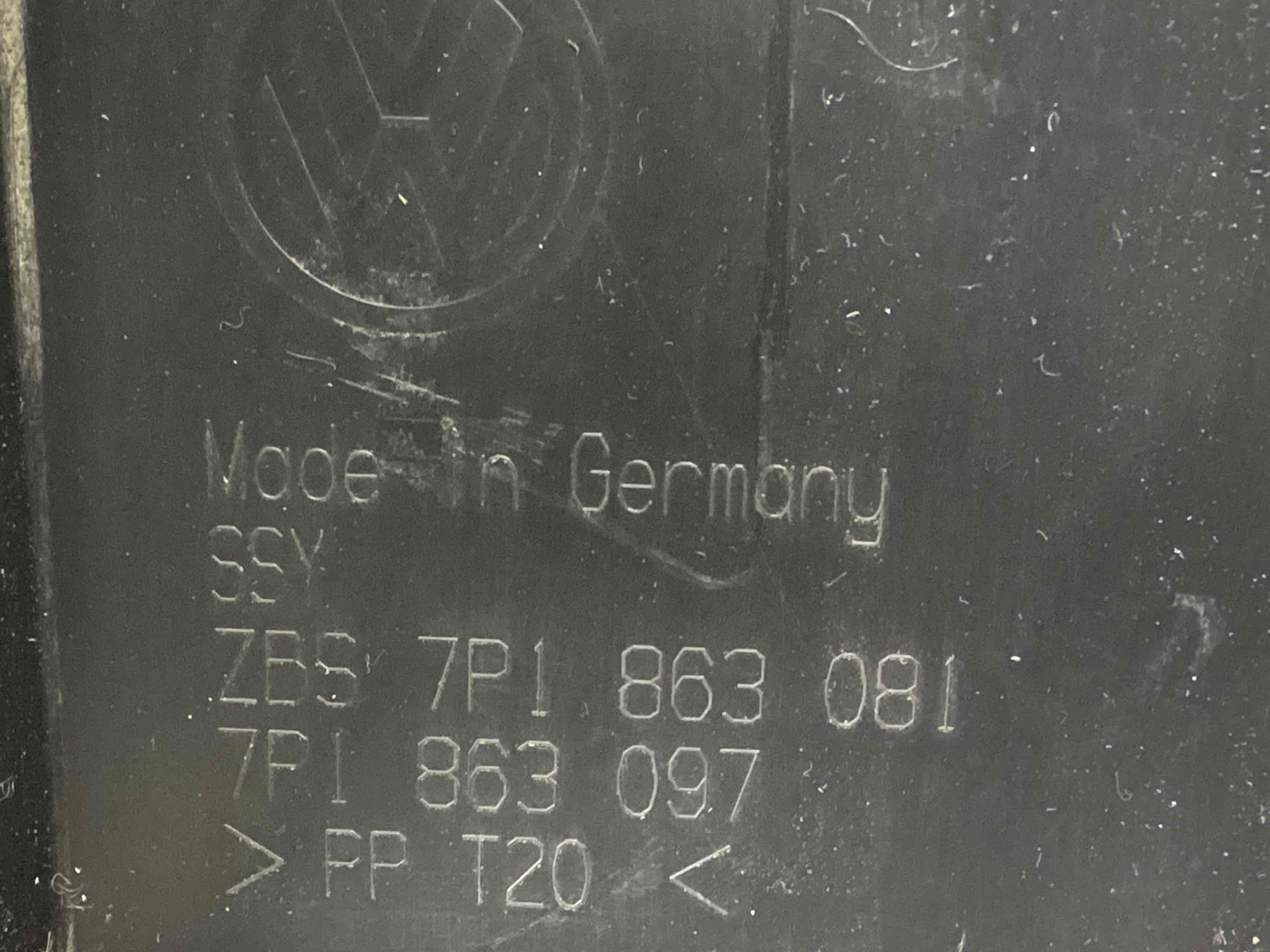 Обшивка панелі приладів торпедо