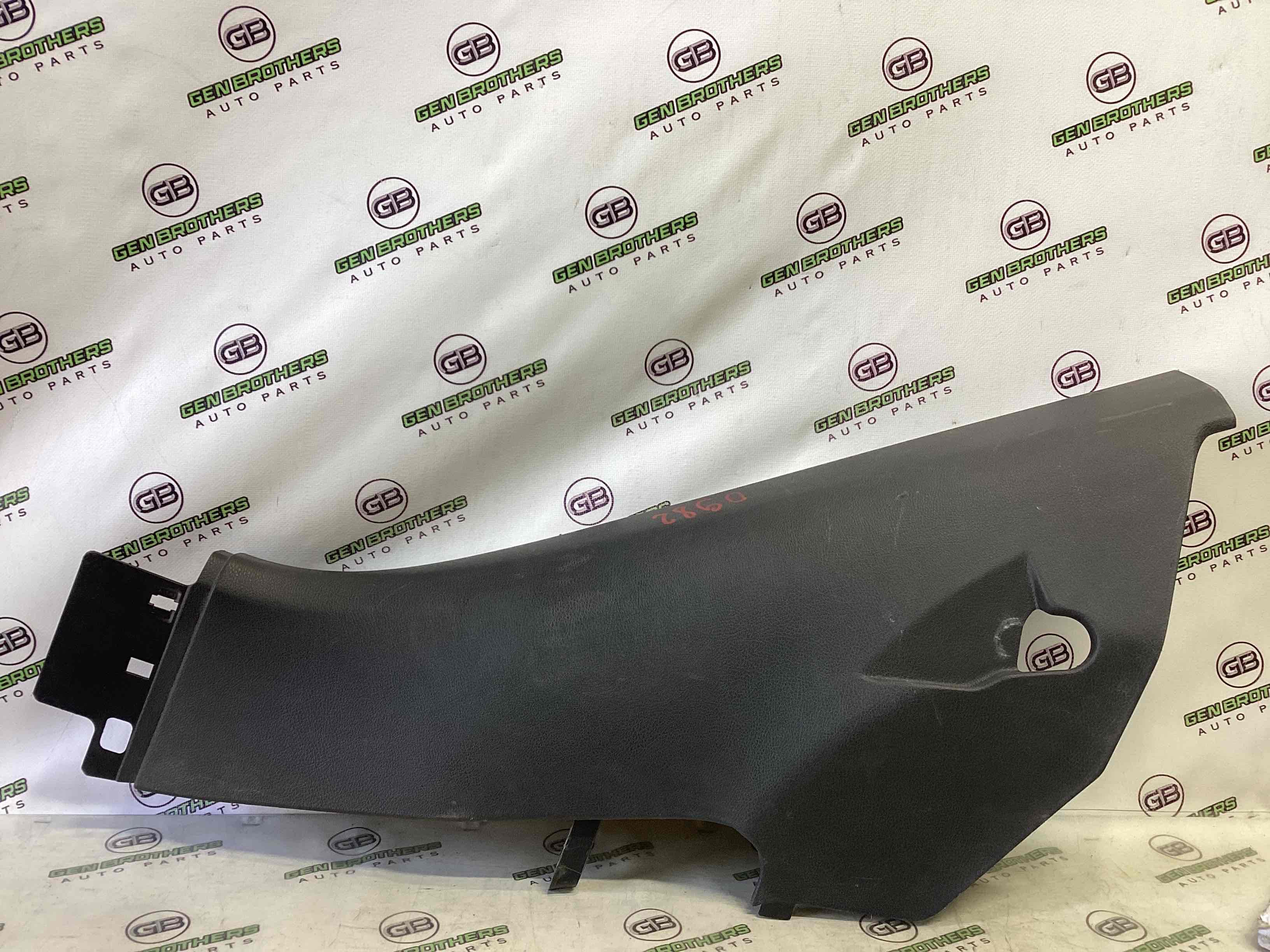 Обшивка задньої стійки ліва