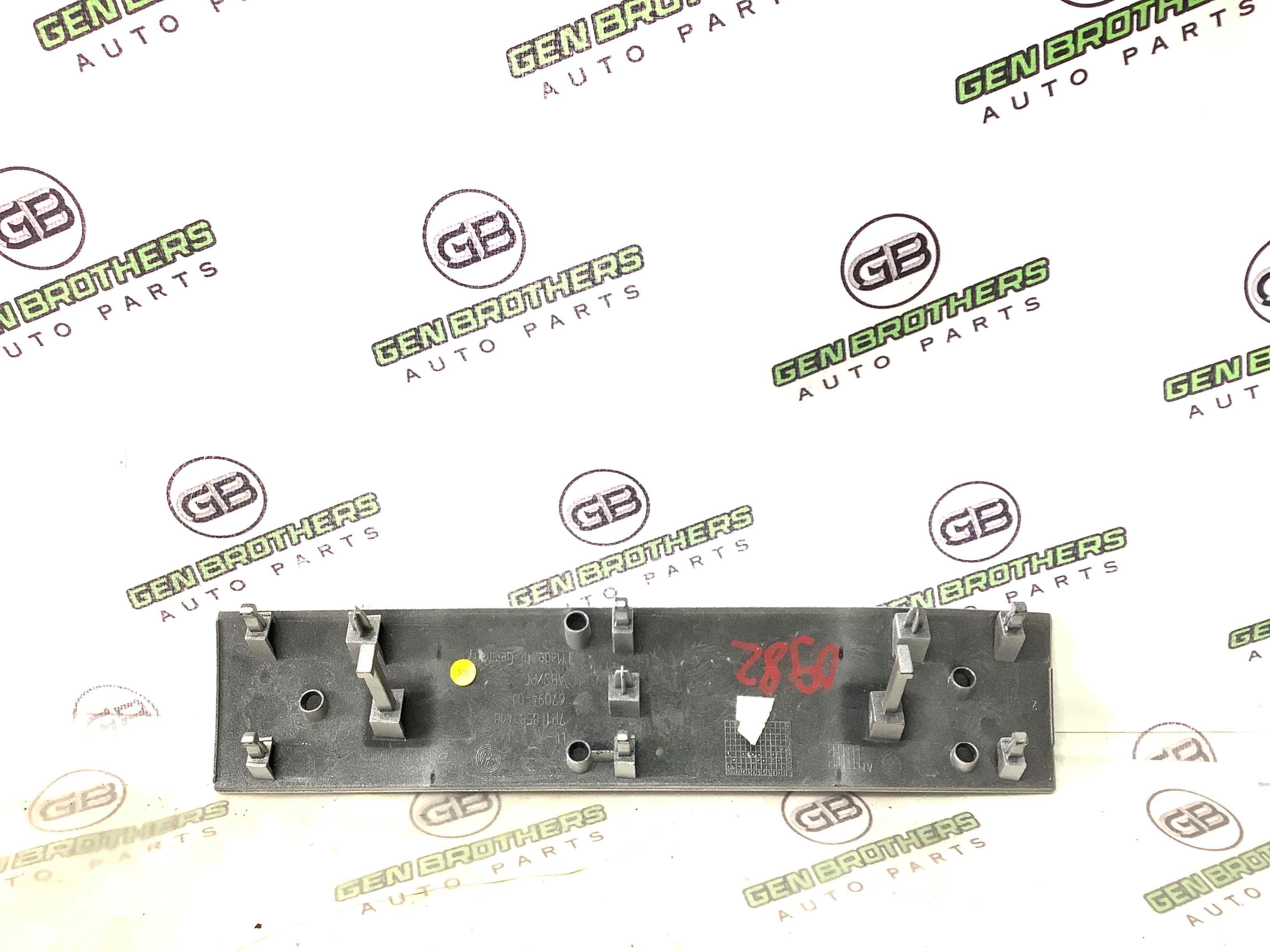 Обшивка панелі приладів торпедо