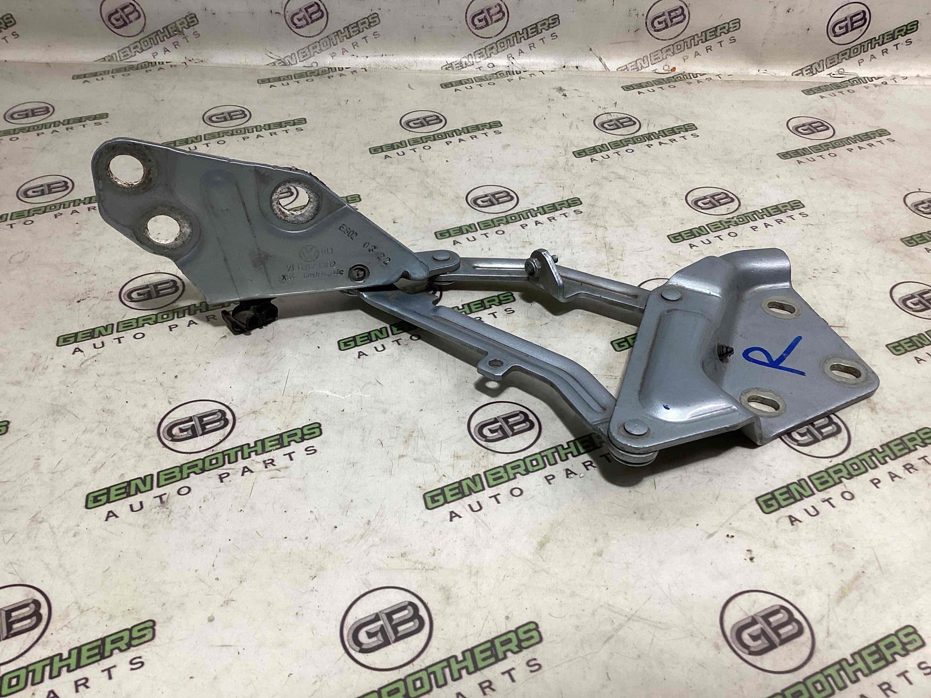 Петля капота, кронштейн капота