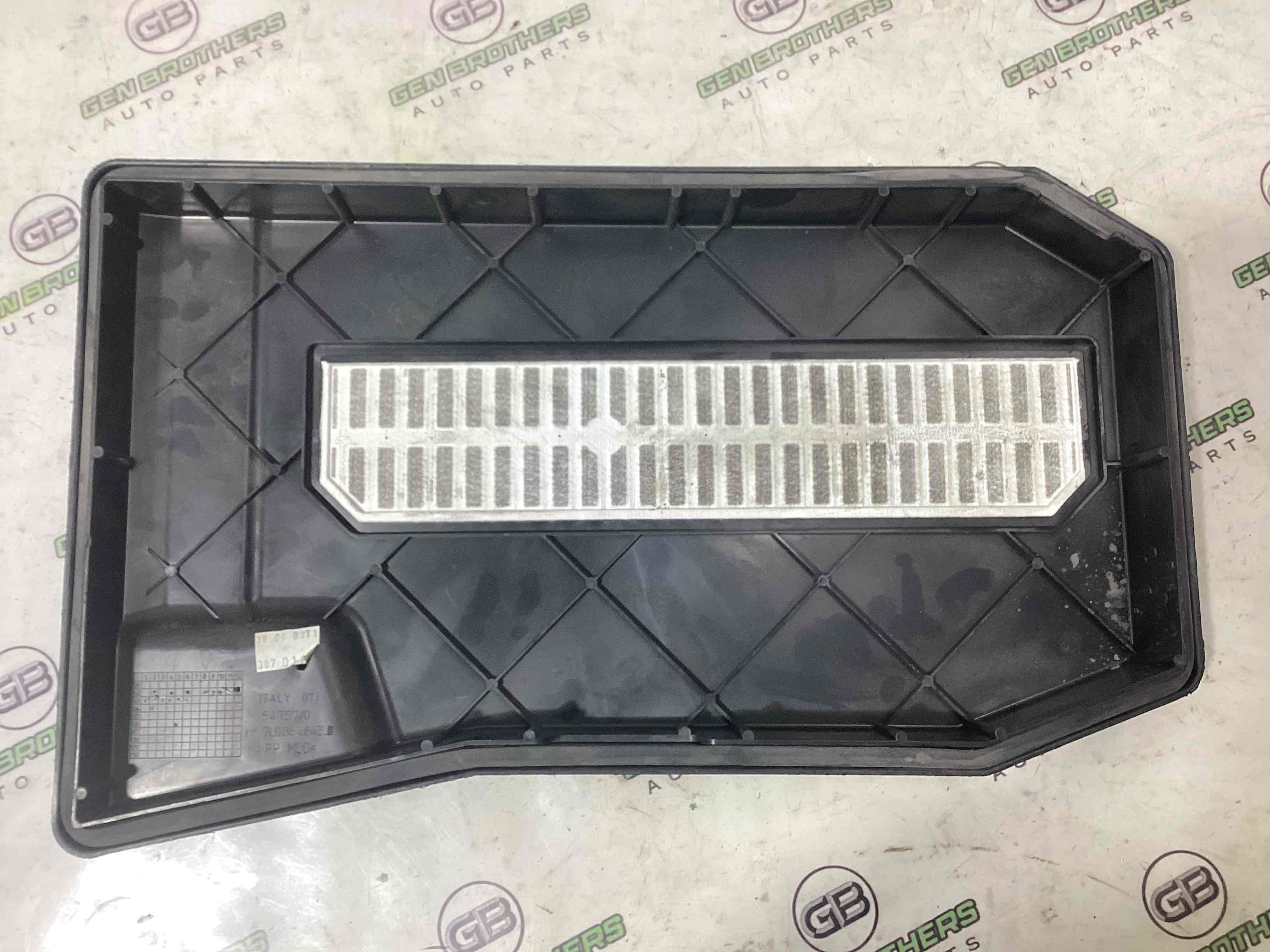 Полиця акумулятора, кришка, кріплення майданчик АКБ