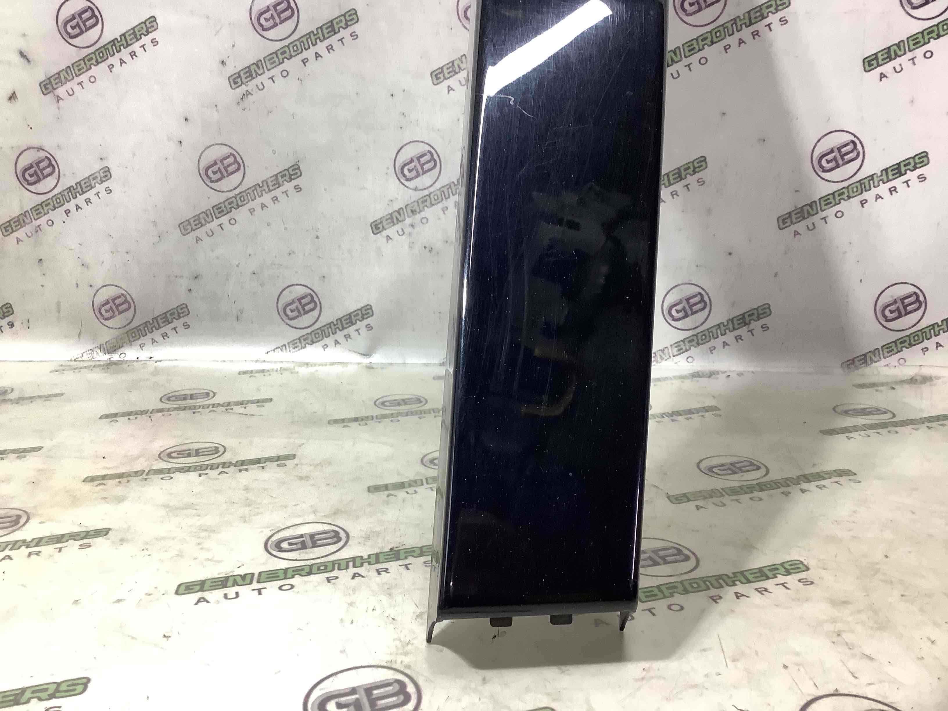 Обшивка центральної стійки ліва