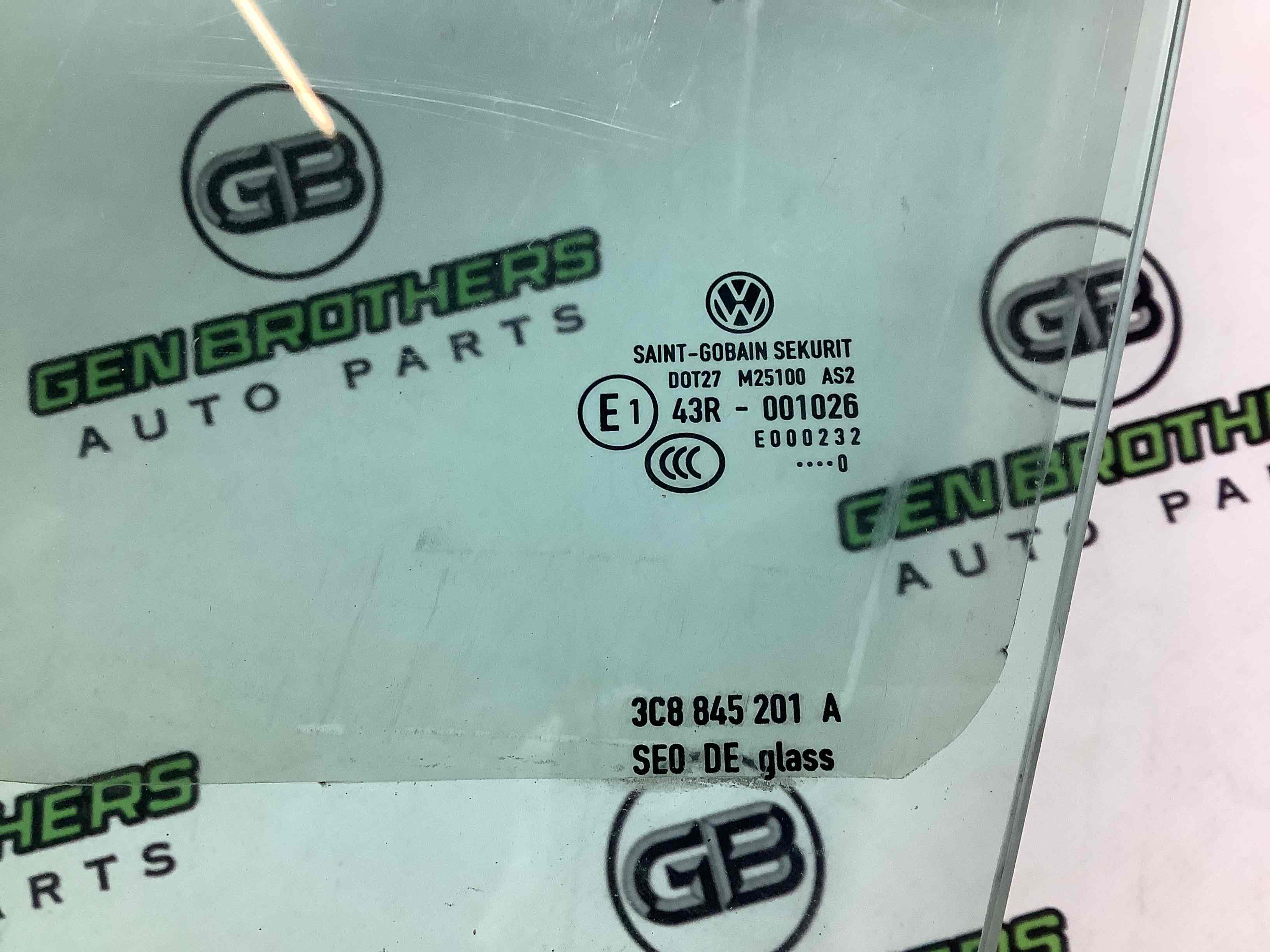 Скло переднє ліве