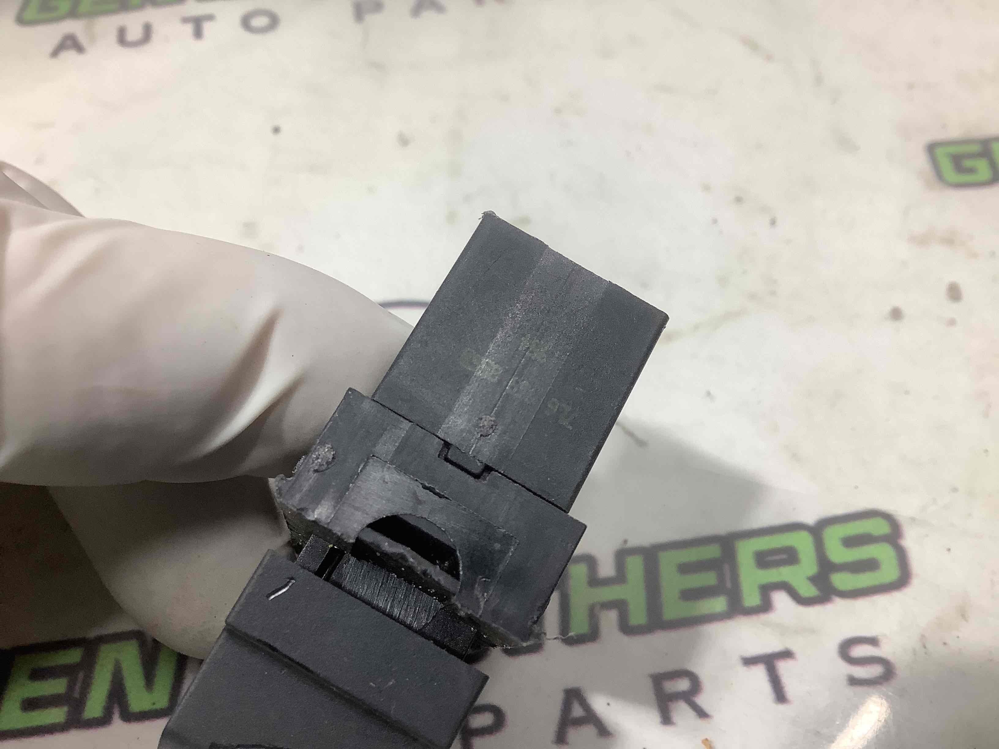 Кнопка регулювання дзеркал