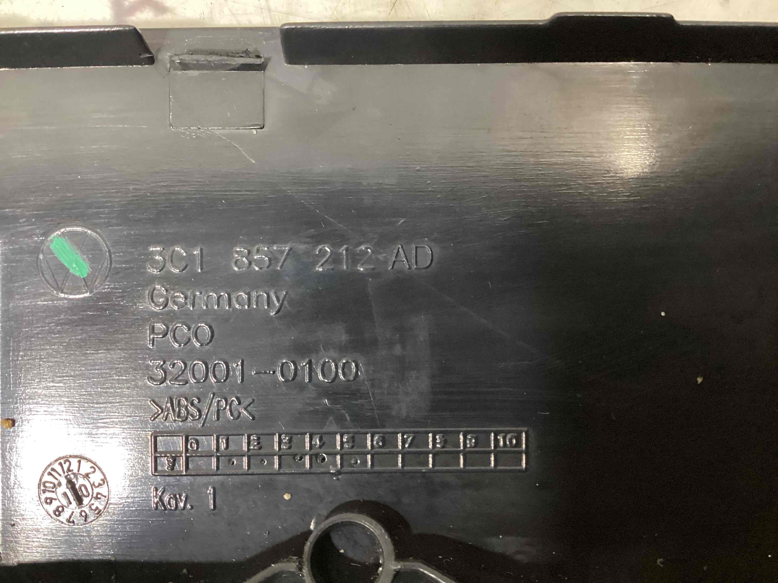 Обшивка панелі приладів торпедо