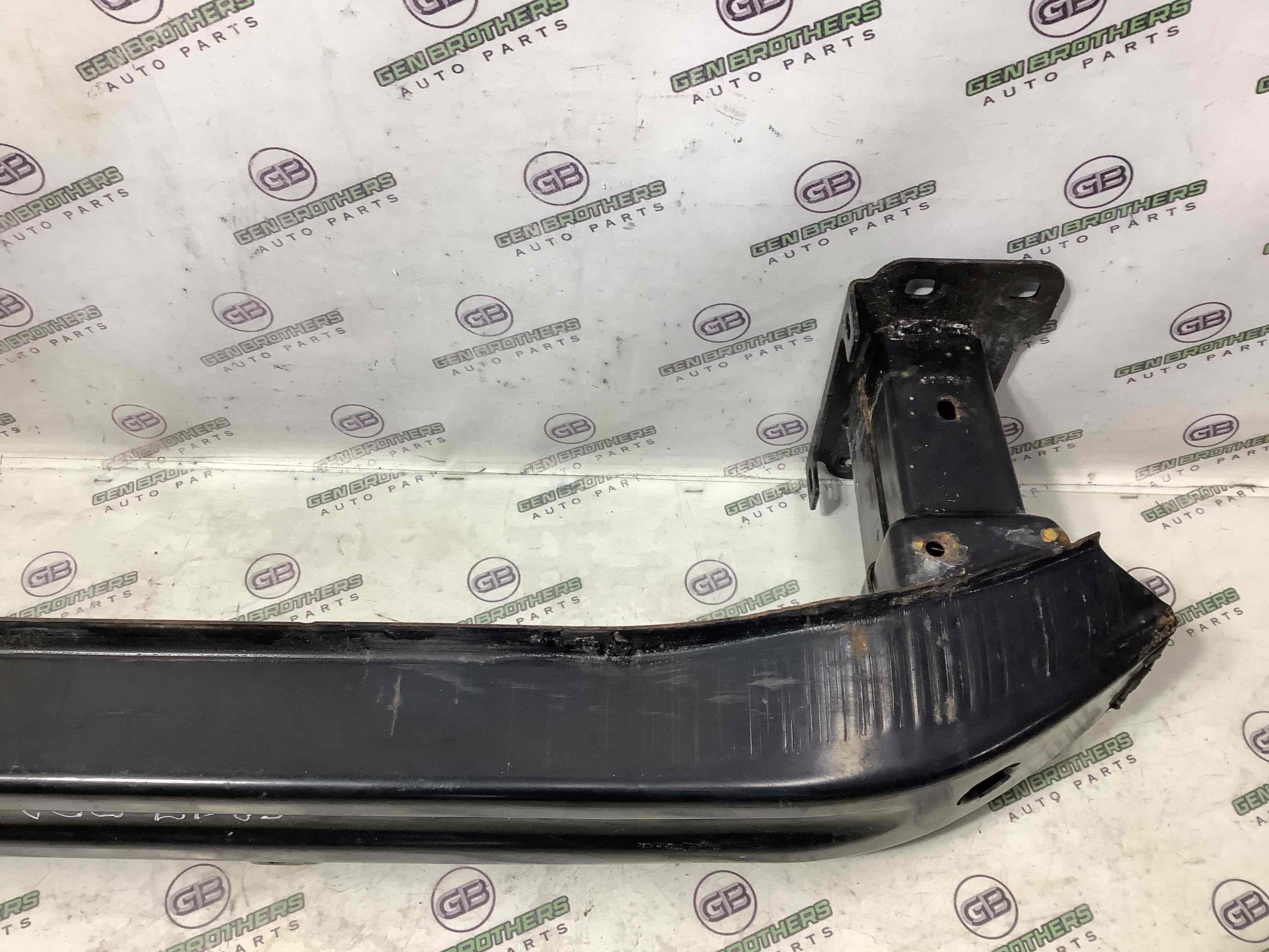 Підсилювач бампера переднього