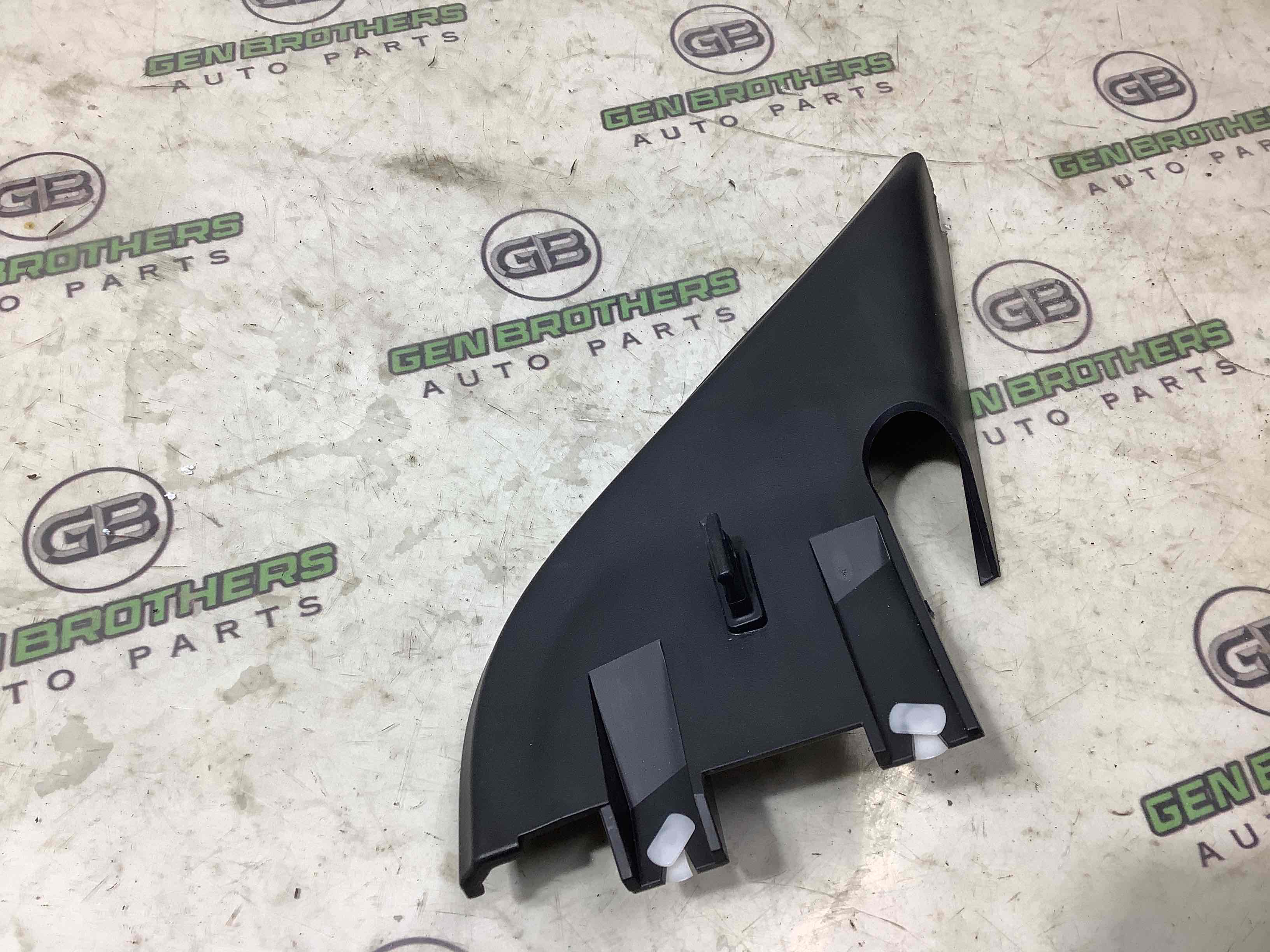 Корпус, накладка, кріплення лівого дзеркала