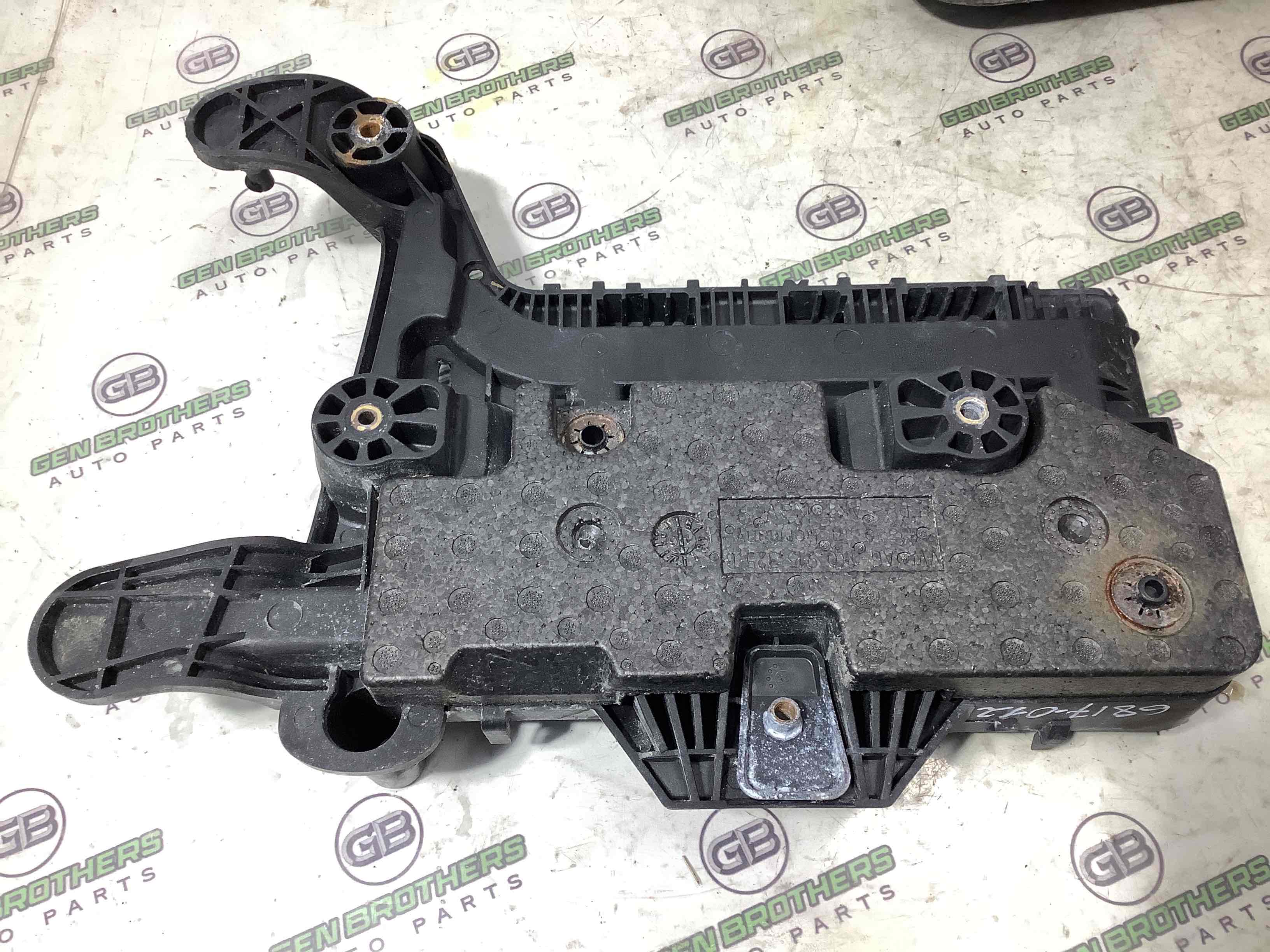 Полиця акумулятора, кришка, кріплення майданчик АКБ