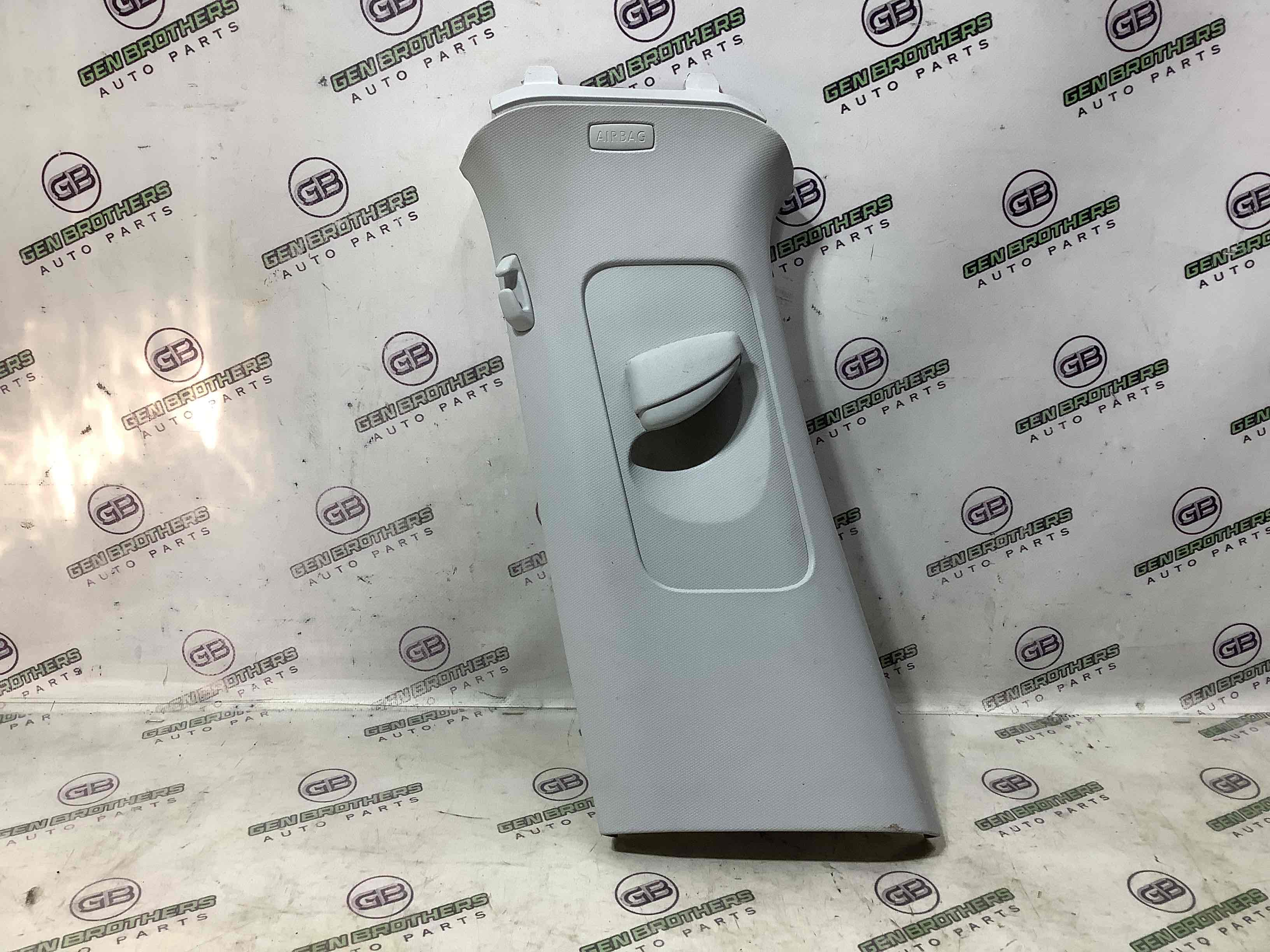 Обшивка центральної стійки ліва