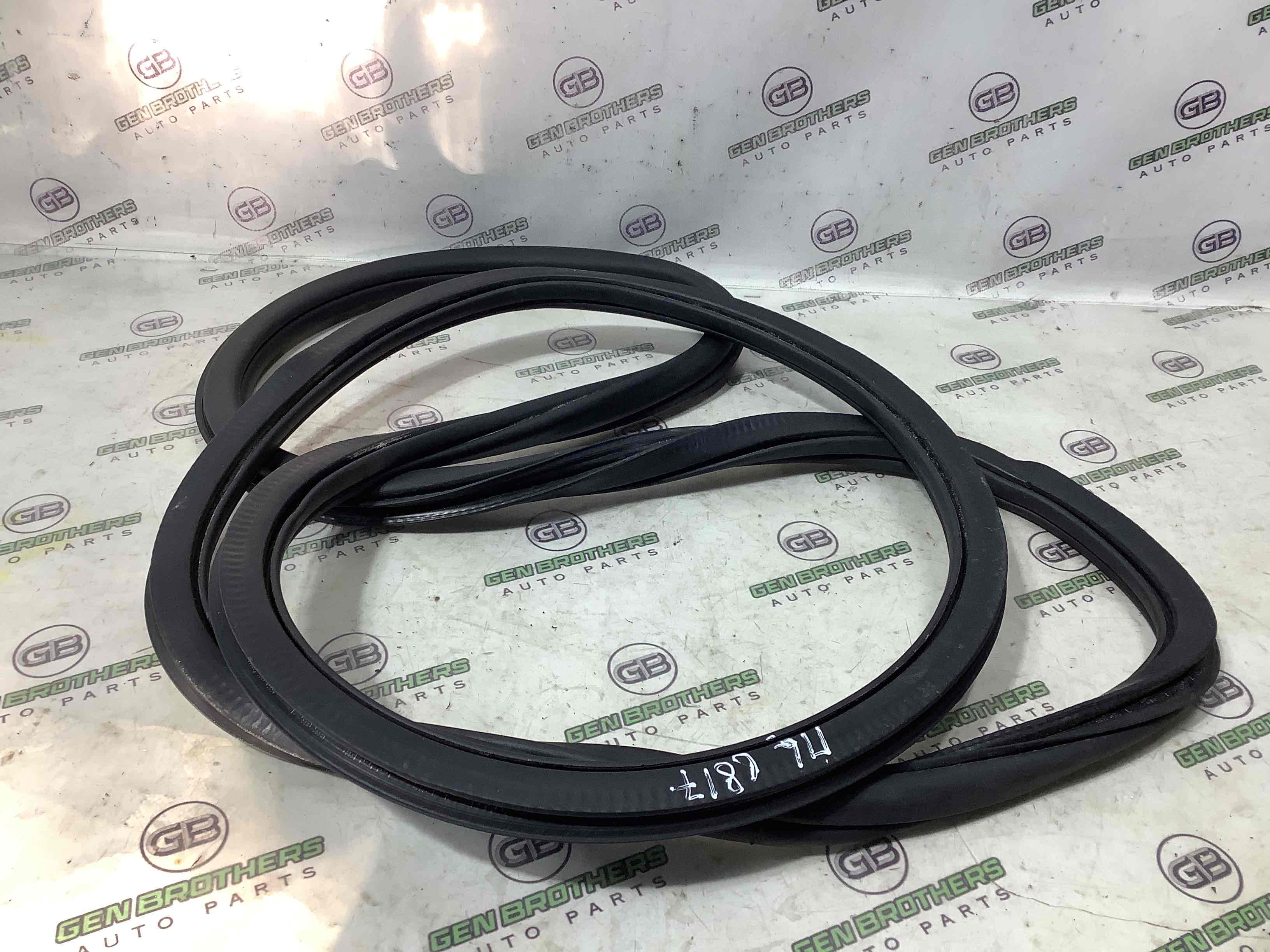 Ущільнювач скла, двері