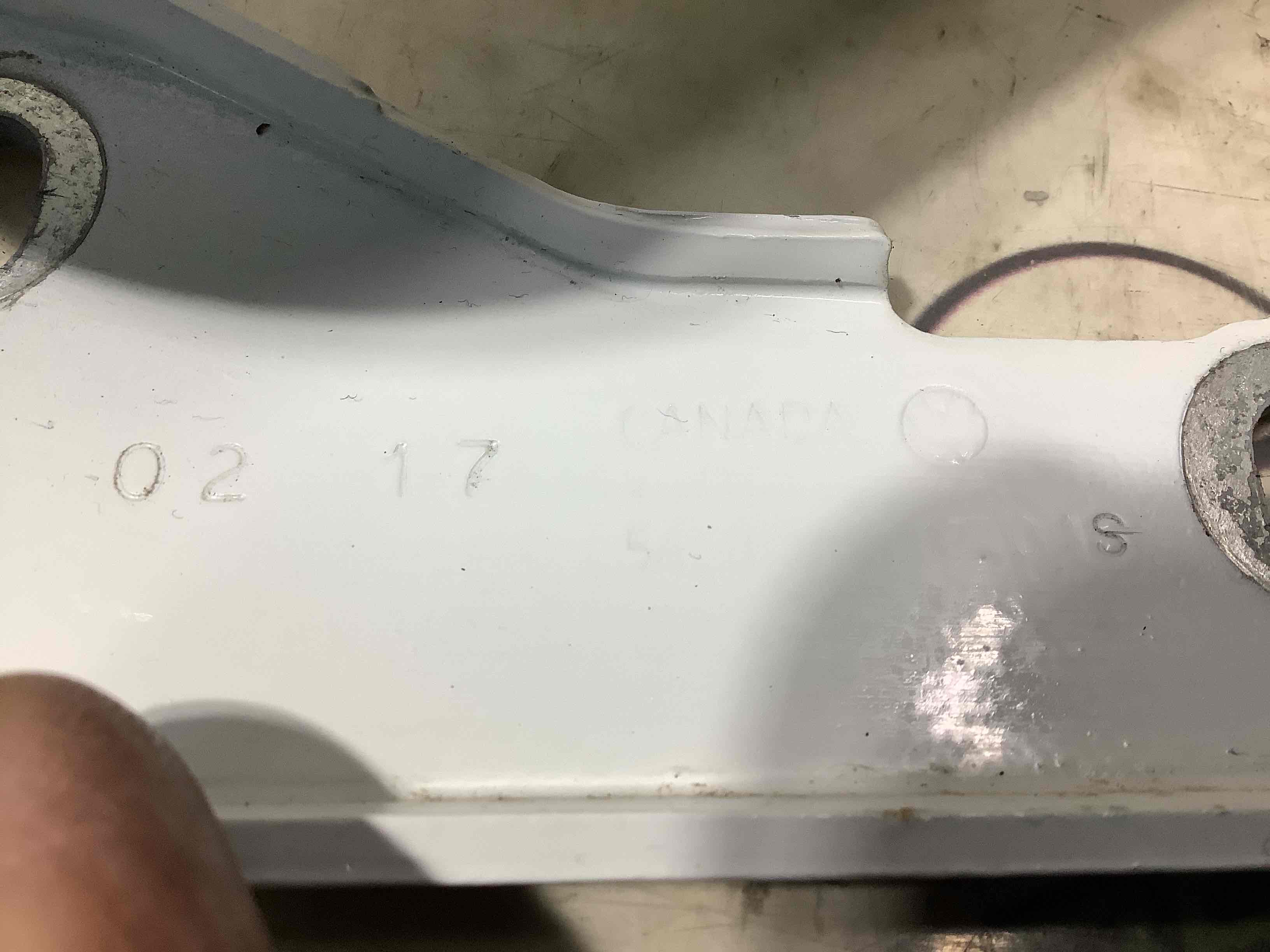 Петля капота, кронштейн капота