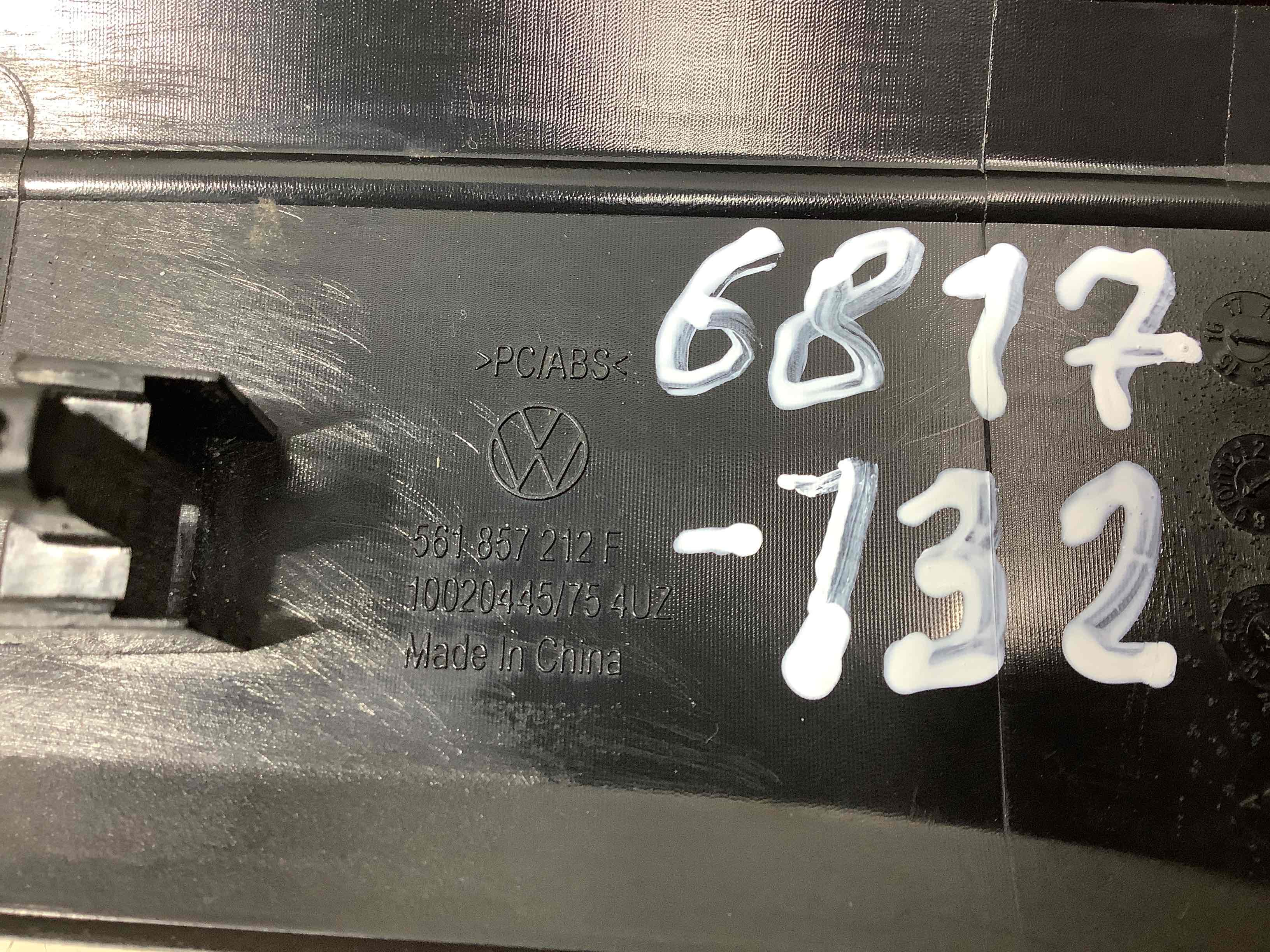 Обшивка панелі приладів торпедо