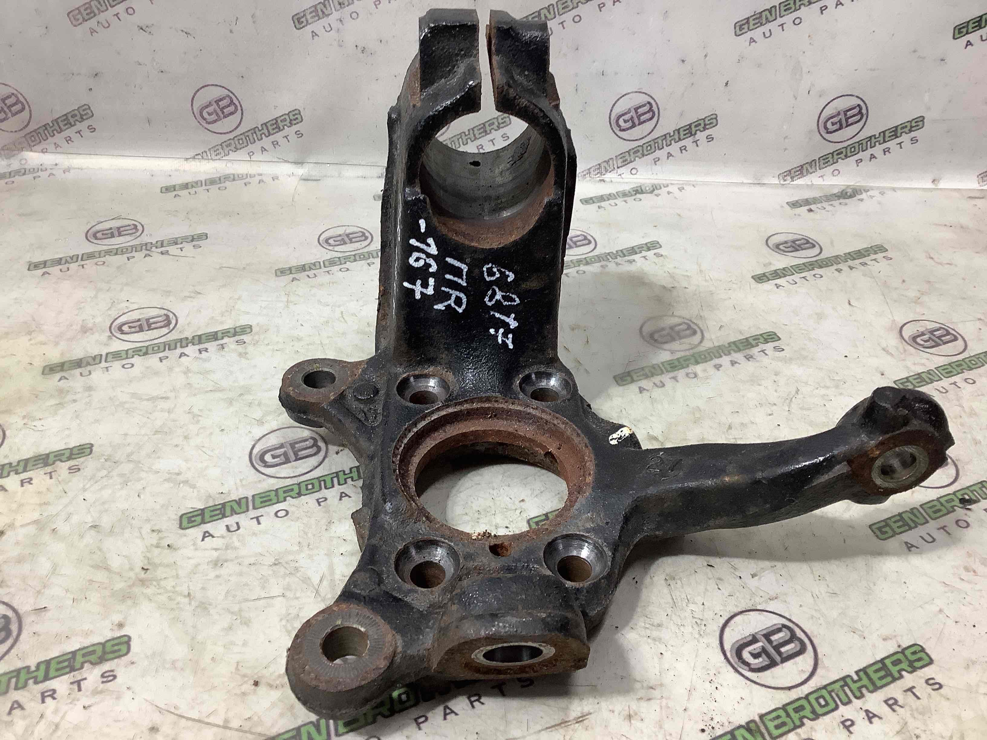 Кулак поворотний правий