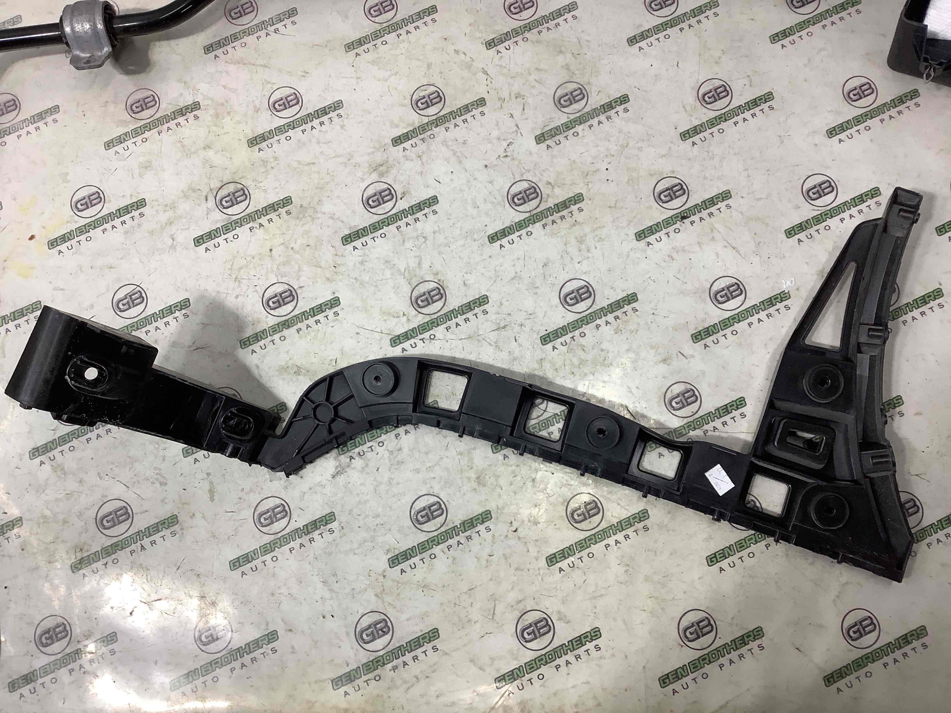 Кріплення заднього бампера праве